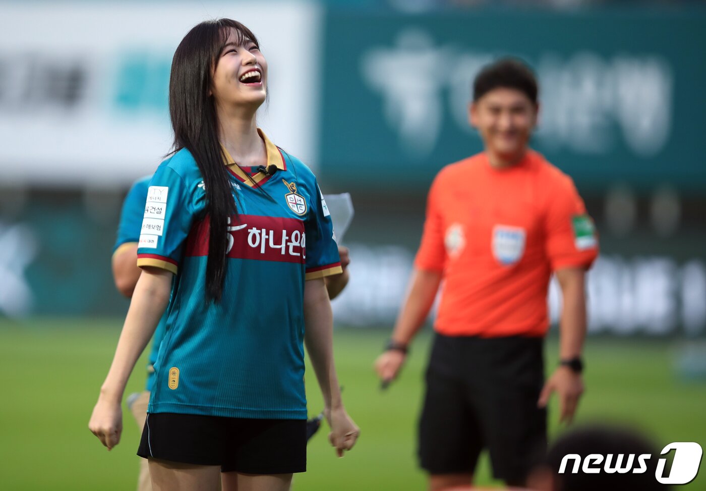 본문 이미지 - 하나금융그룹 모델이자 걸그룹 아이브 멤버 안유진이 12일 오후 대전 유성구 노은동 대전월드컵경기장에서 열린 2023 하나원큐 K리그1 22라운드 대전하나시티즌과 전북현대모터스의 경기에서 시축을 마친 뒤 환하게 웃고 있다. 2023.7.12/뉴스1 ⓒ News1 박정호 기자