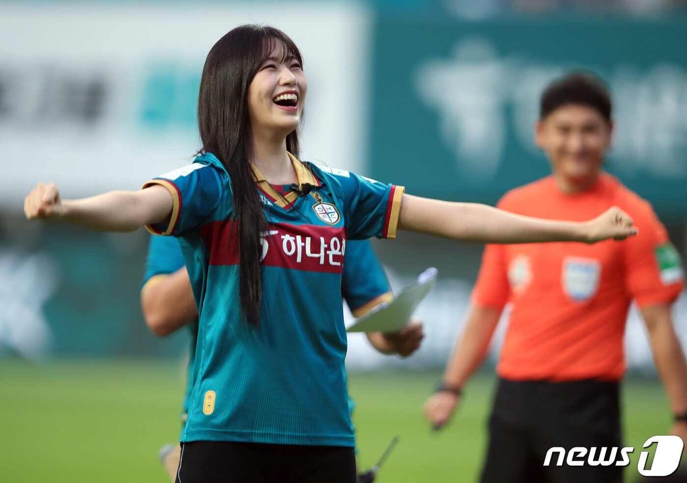 본문 이미지 - 하나금융그룹 모델이자 걸그룹 아이브 멤버 안유진이 12일 오후 대전 유성구 노은동 대전월드컵경기장에서 열린 2023 하나원큐 K리그1 22라운드 대전하나시티즌과 전북현대모터스의 경기에서 시축을 하고 있다. 2023.7.12/뉴스1 ⓒ News1 박정호 기자