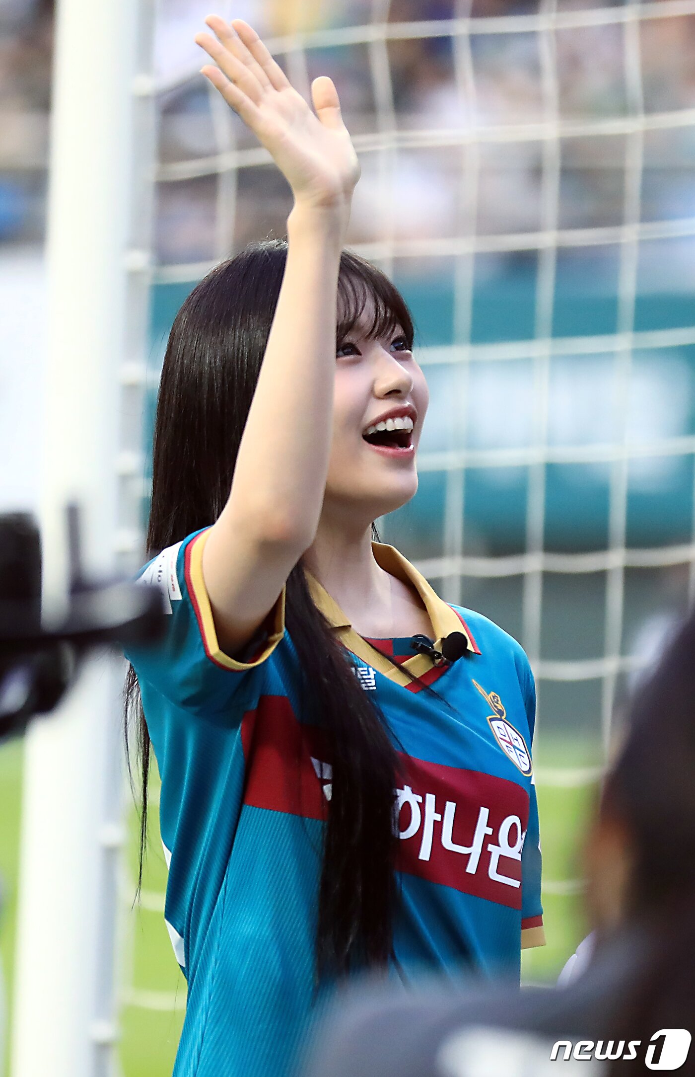 본문 이미지 - 하나금융그룹 모델이자 걸그룹 아이브 멤버 안유진이 12일 오후 대전 유성구 노은동 대전월드컵경기장에서 열린 2023 하나원큐 K리그1 22라운드 대전하나시티즌과 전북현대모터스의 경기에서 시축을 마친 뒤 대전 서포터를 향해 인사하고 있다. 2023.7.12/뉴스1 ⓒ News1 박정호 기자