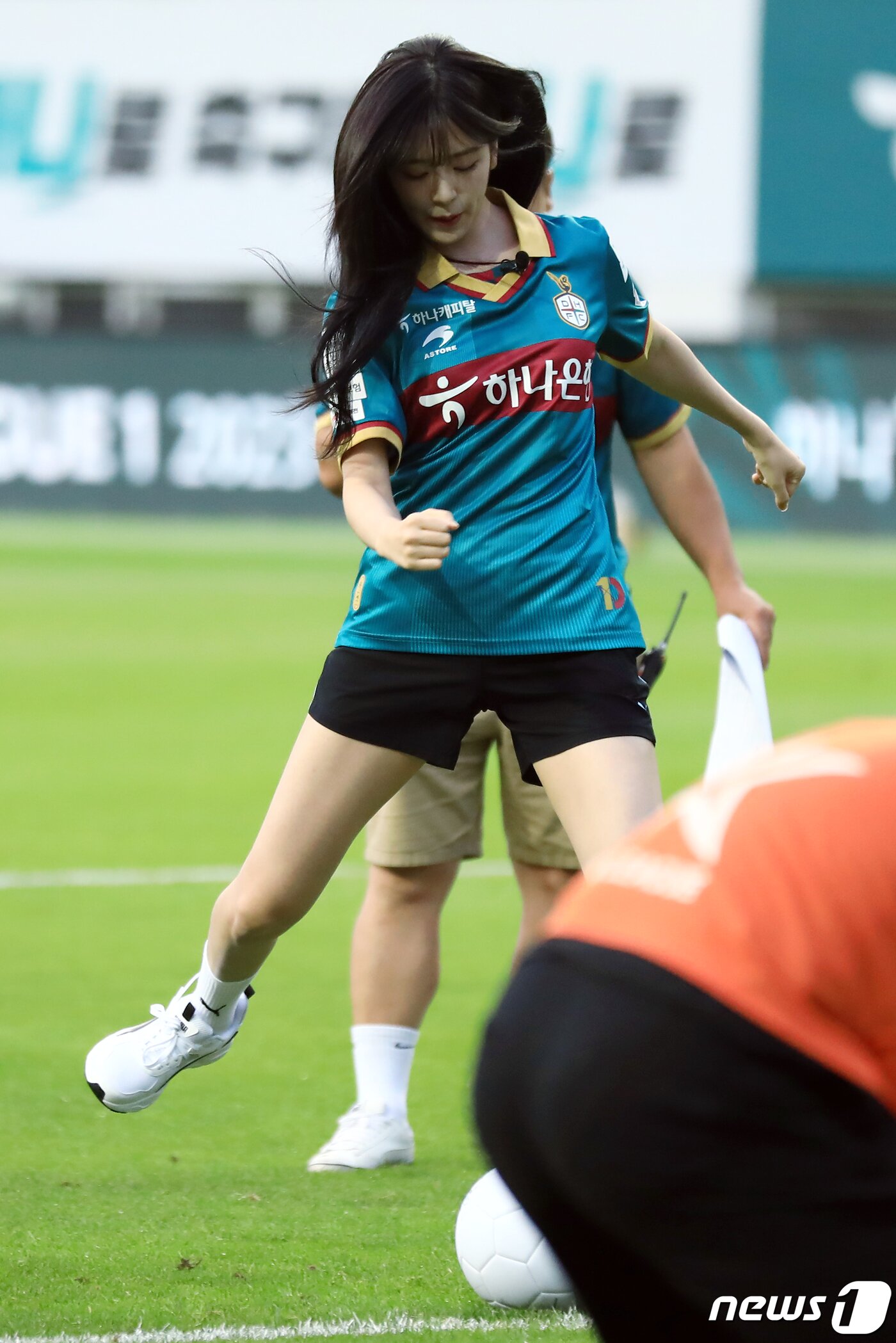 본문 이미지 - 하나금융그룹 모델이자 걸그룹 아이브 멤버 안유진이 12일 오후 대전 유성구 노은동 대전월드컵경기장에서 열린 2023 하나원큐 K리그1 22라운드 대전하나시티즌과 전북현대모터스의 경기에서 시축을 하고 있다. 2023.7.12/뉴스1 ⓒ News1 박정호 기자
