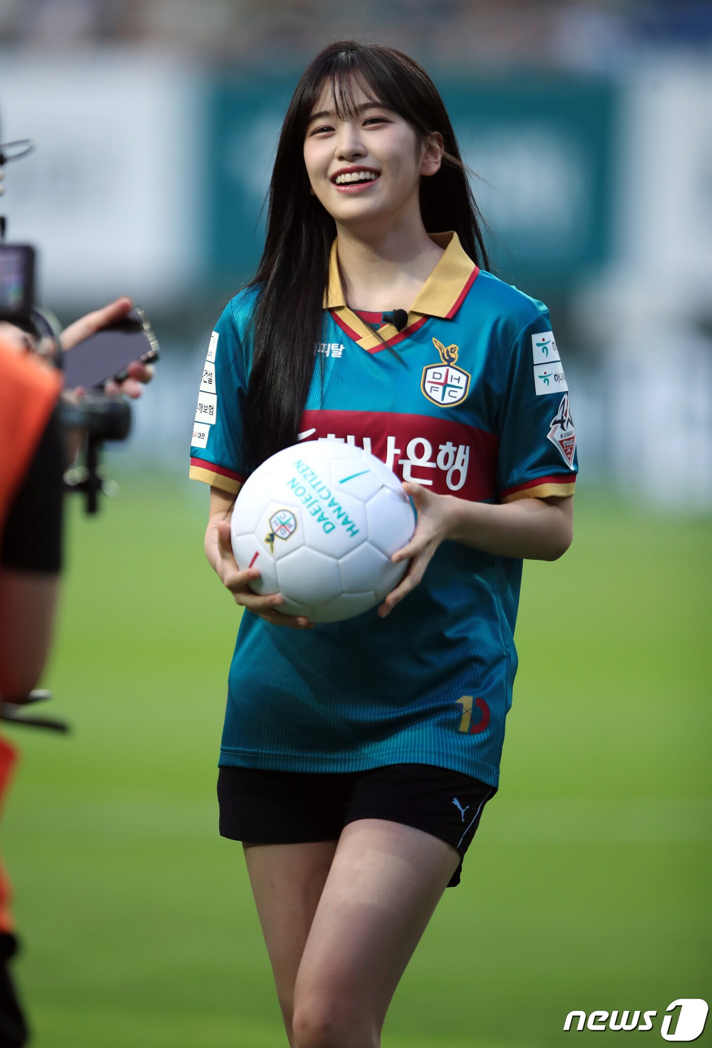 본문 이미지 - 하나금융그룹 모델이자 걸그룹 아이브 멤버 안유진이 12일 오후 대전 유성구 노은동 대전월드컵경기장에서 열린 2023 하나원큐 K리그1 22라운드 대전하나시티즌과 전북현대모터스의 경기에서 시축을 마친 뒤 환하게 웃고 있다. 2023.7.12/뉴스1 ⓒ News1 박정호 기자