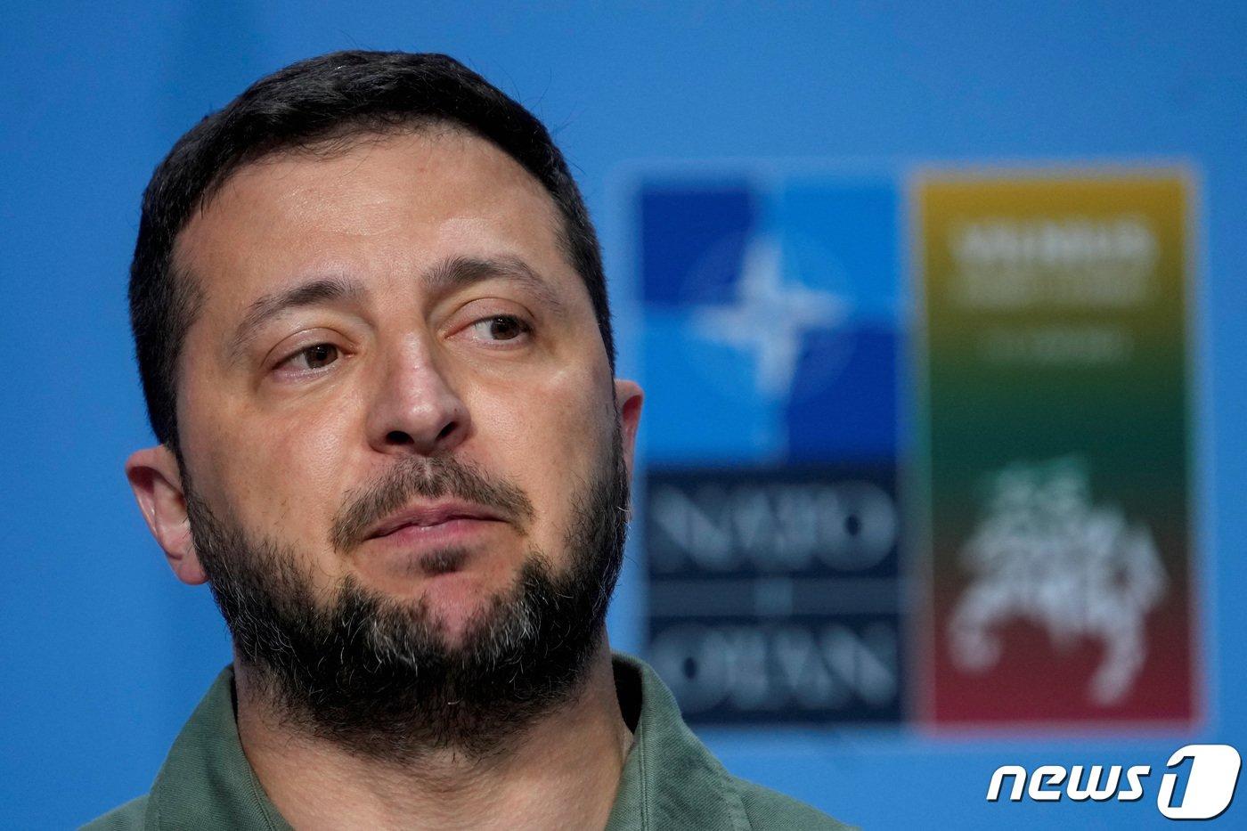 본문 이미지 - 볼로디미르 젤렌스키 우크라이나 대통령이 12일(현지시간) 투아니아 빌뉴스에서 옌스 스톨텐베르크 나토 사무총장과 회담을 가진 이후 기자회견에 나서고 있다. 2023.07.12. ⓒ 로이터=뉴스1 ⓒ News1 정윤영 기자