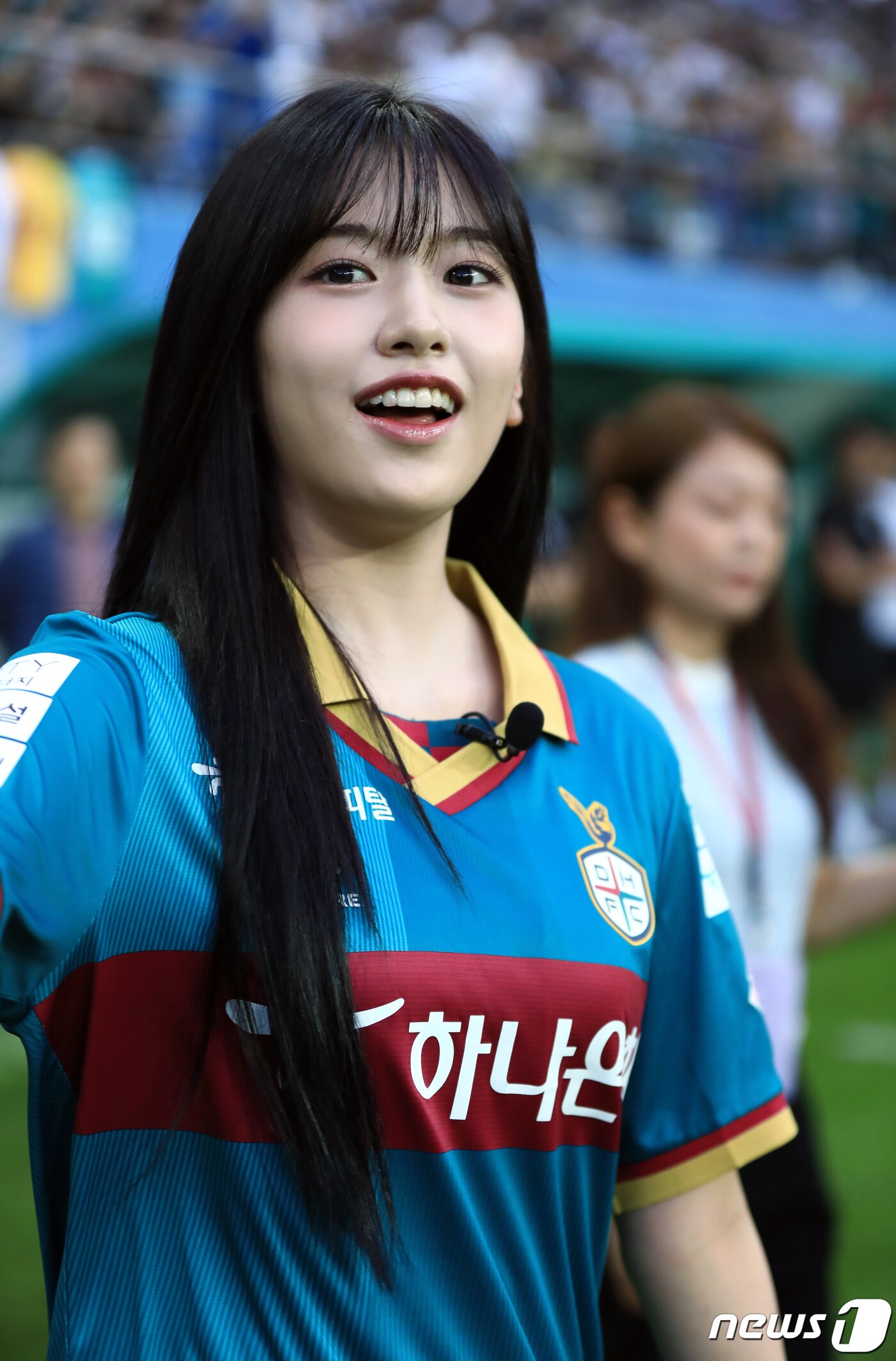 본문 이미지 - 하나금융그룹 모델이자 걸그룹 아이브 멤버 안유진이 12일 오후 대전 유성구 노은동 대전월드컵경기장에서 열린 2023 하나원큐 K리그1 22라운드 대전하나시티즌과 전북현대모터스의 경기에서 시축을 위해 피치로 나오고 있다. 2023.7.12/뉴스1 ⓒ News1 박정호 기자