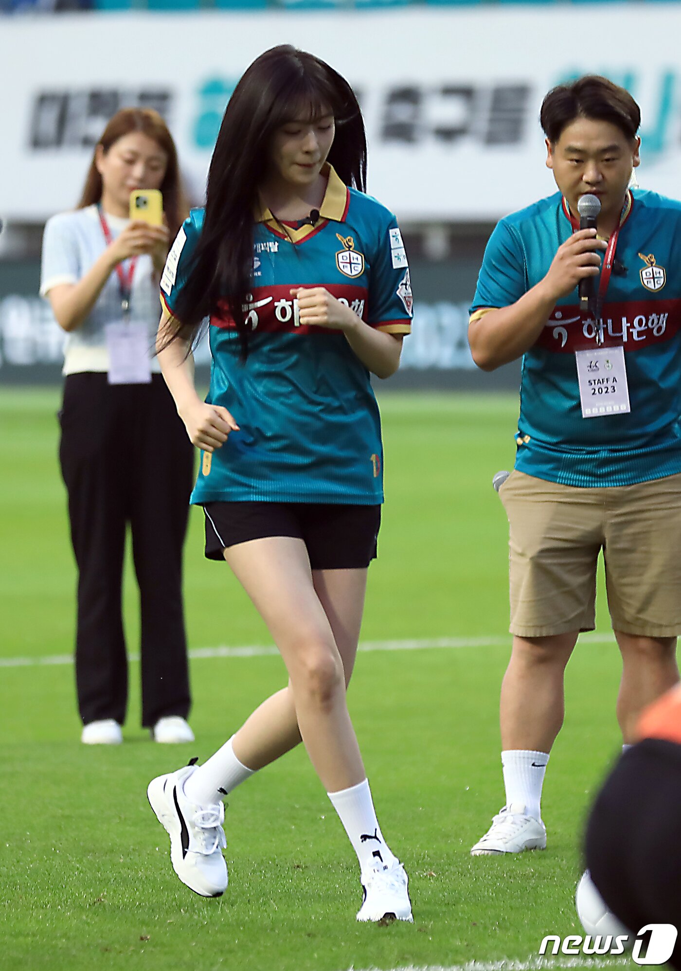 본문 이미지 - 하나금융그룹 모델이자 걸그룹 아이브 멤버 안유진이 12일 오후 대전 유성구 노은동 대전월드컵경기장에서 열린 2023 하나원큐 K리그1 22라운드 대전하나시티즌과 전북현대모터스의 경기에서 시축을 하고 있다. 2023.7.12/뉴스1 ⓒ News1 박정호 기자