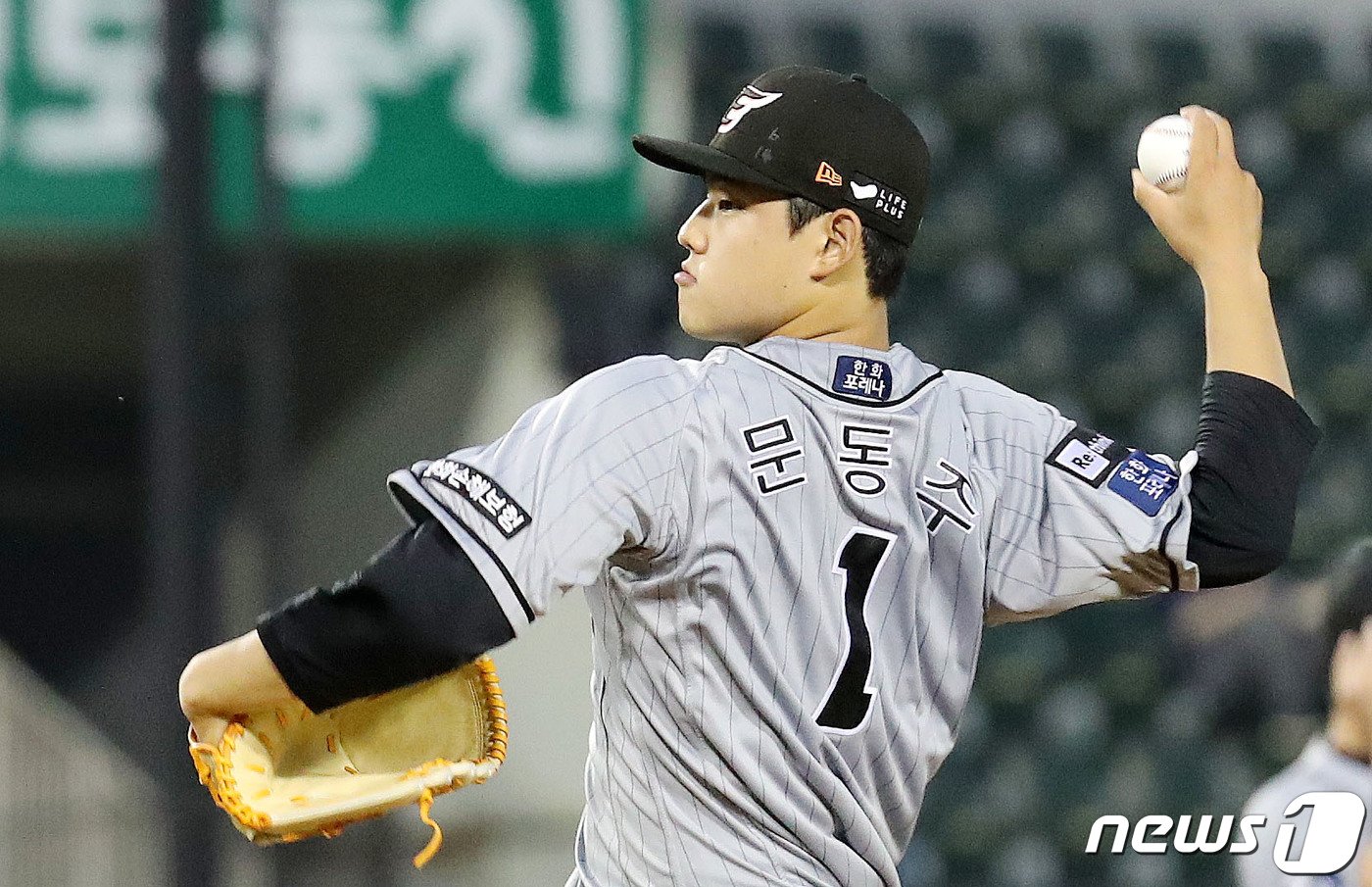 본문 이미지 - 12일 오후 서울 송파구 잠실야구장에서 열린 프로야구 &#39;2023 신한은행 SOL KBO리그&#39; 한화와 LG의 경기에서 6회말 한화 선발 문동주가 역투하고 있다. 2023.7.12/뉴스1 ⓒ News1 박세연 기자