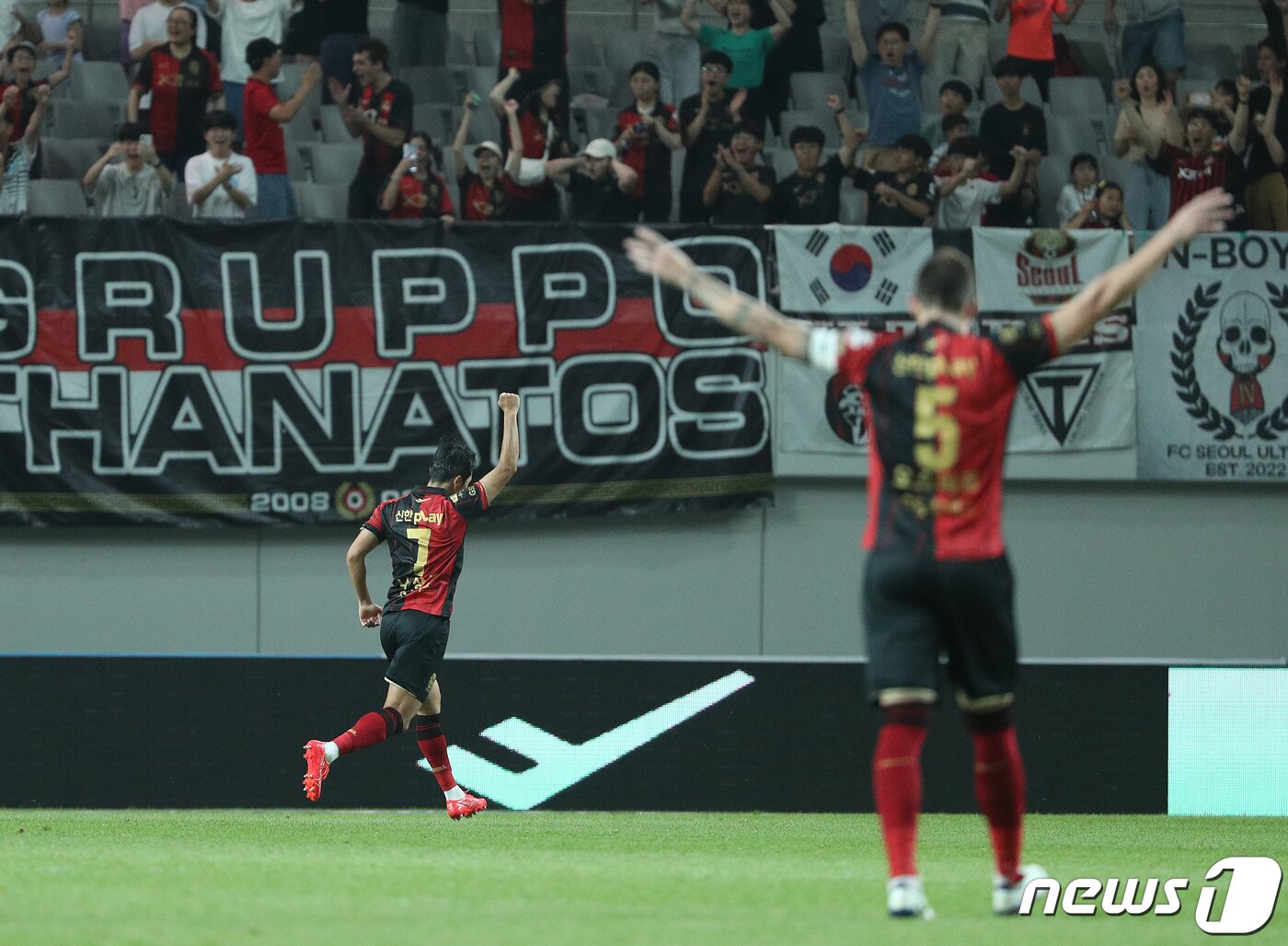 본문 이미지 - 12일 오후 서울 마포구 서울월드컵경기장에서 열린 프로축구 '2023 K리그1' FC서울과 수원FC의 경기에서 서울 나상호가 팀의 네 번째 골을 기록하고 있다. 2023.7.12/뉴스1 ⓒ News1 신웅수 기자