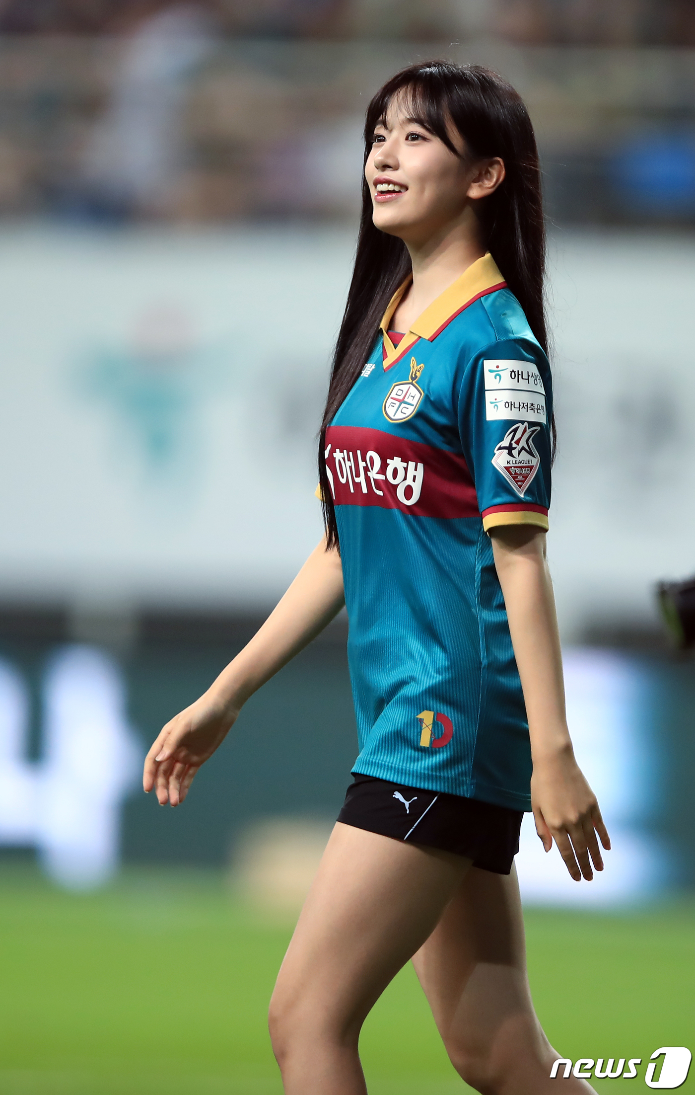 (대전=뉴스1) 박정호 기자 = 하나금융그룹 모델이자 걸그룹 아이브 멤버 안유진이 12일 오후 대전 유성구 노은동 대전월드컵경기장에서 열린 2023 하나원큐 K리그1 22라운드 대 …