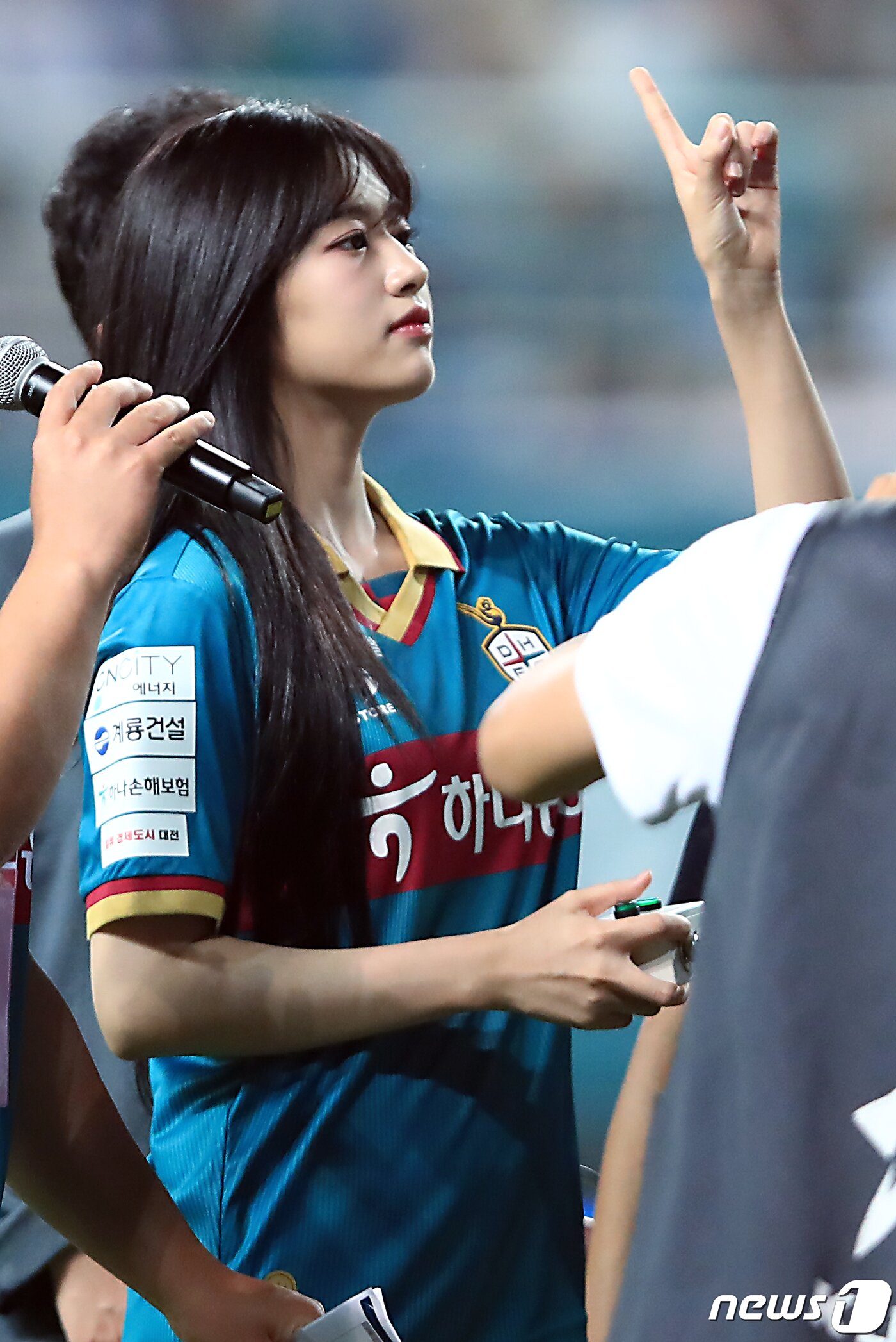 본문 이미지 - 하나금융그룹 모델이자 걸그룹 아이브 멤버 안유진이 12일 오후 대전 유성구 노은동 대전월드컵경기장에서 열린 2023 하나원큐 K리그1 22라운드 대전하나시티즌과 전북현대모터스의 경기 하프타임에 피치를 돌며 축구팬들에게 사인공을 나눠주고 있다. 2023.7.12/뉴스1 ⓒ News1 박정호 기자