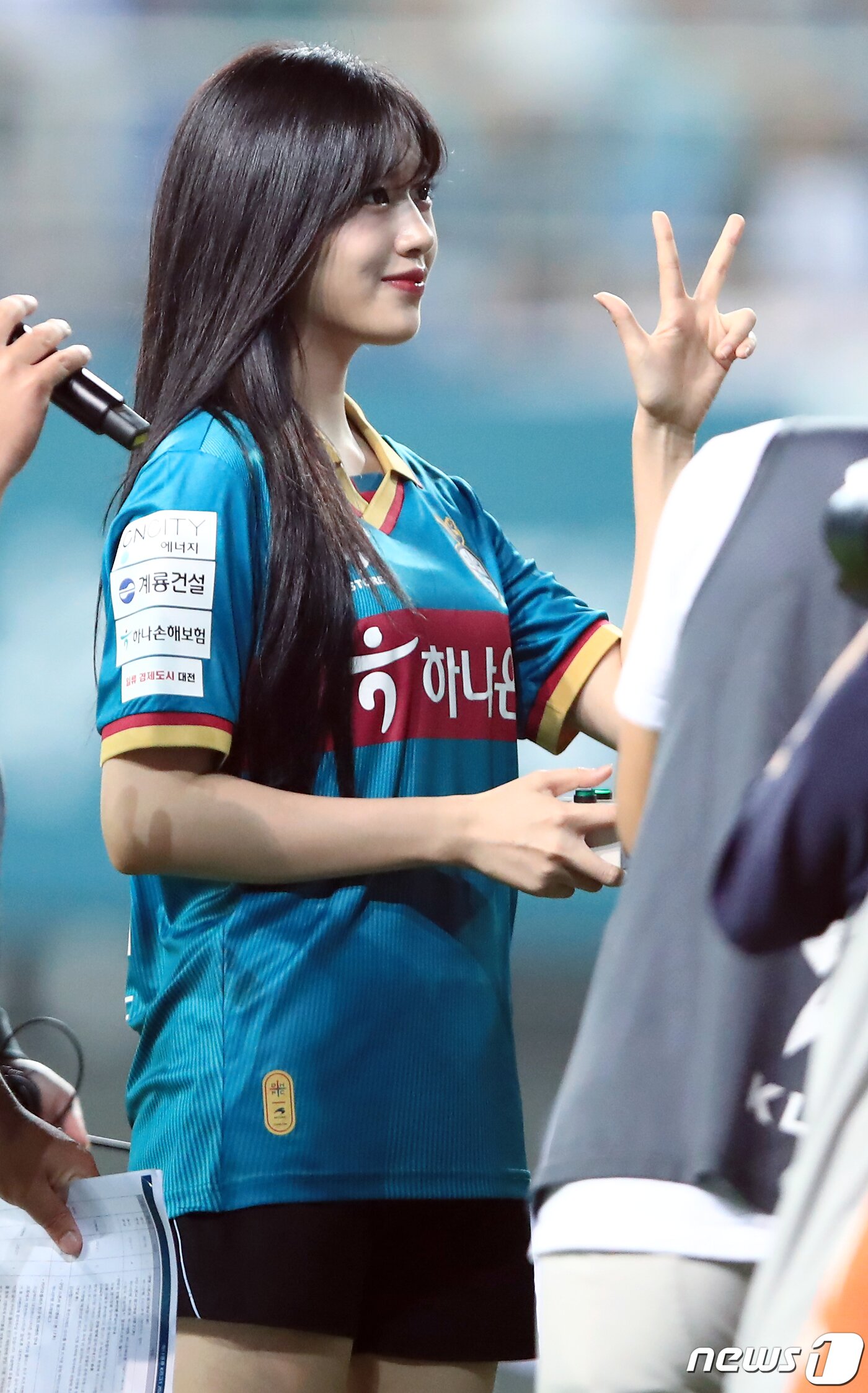 본문 이미지 - 하나금융그룹 모델이자 걸그룹 아이브 멤버 안유진이 12일 오후 대전 유성구 노은동 대전월드컵경기장에서 열린 2023 하나원큐 K리그1 22라운드 대전하나시티즌과 전북현대모터스의 경기 하프타임에 피치를 돌며 축구팬들에게 사인공을 나눠주고 있다. 2023.7.12/뉴스1 ⓒ News1 박정호 기자