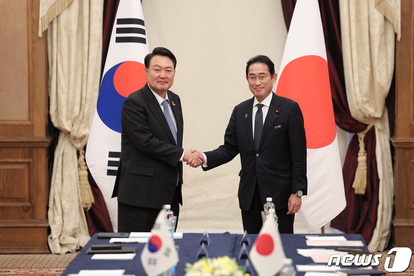 본문 이미지 - 윤석열 대통령이 12일&#40;현지시간&#41; 리투아니아 빌뉴스의 한 호텔에서 열린 한일 정상회담에서 기시다 후미오 일본 총리와 기념촬영을 하고 있다. &#40;대통령실 제공&#41; 2023.7.12/뉴스1 ⓒ News1 오대일 기자