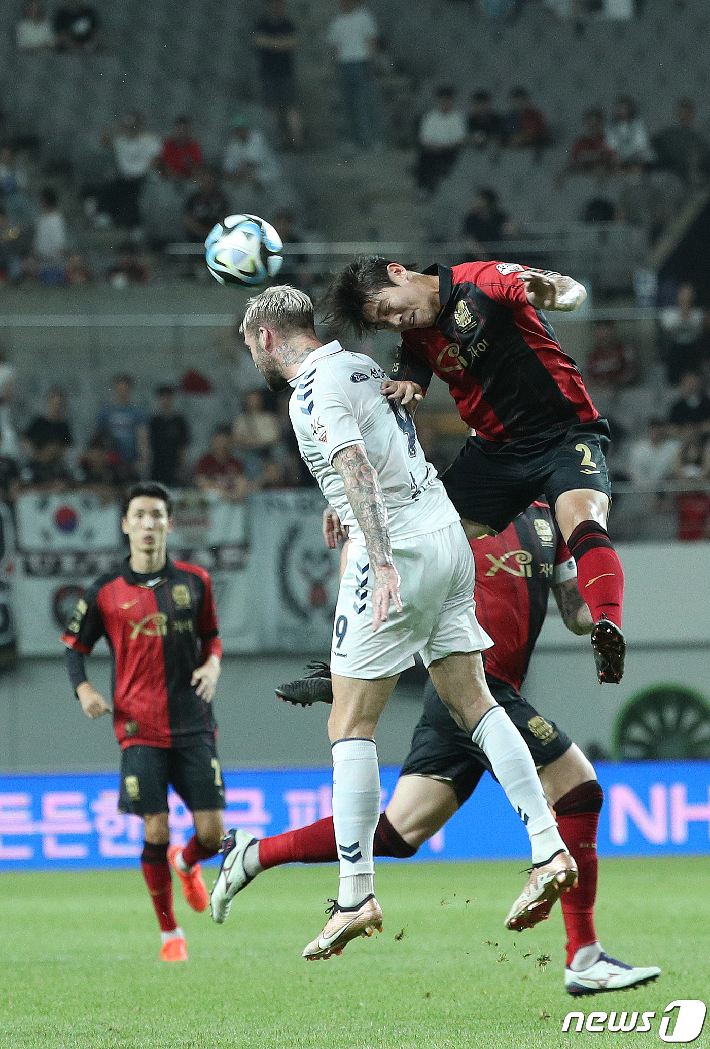 (서울=뉴스1) 신웅수 기자 = 12일 오후 서울 마포구 서울월드컵경기장에서 열린 프로축구 '2023 K리그1' FC서울과 수원FC의 경기에서 서울 황현수와 수원 라스가 헤딩 경합 …