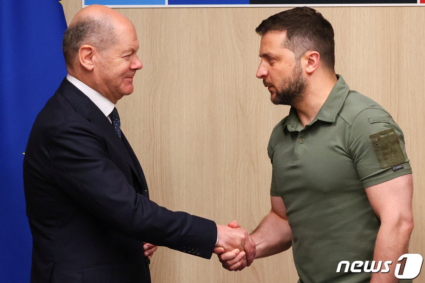본문 이미지 - 숄츠 독일 총리가  7월 12일 리투아니아 빌뉴스에서 열린 나토 정상회의 중 젤렌스키 우크라이나 대통령을 만나 악수하고 있다. 2023.7.12 ⓒ 로이터=뉴스1 ⓒ News1 우동명 기자