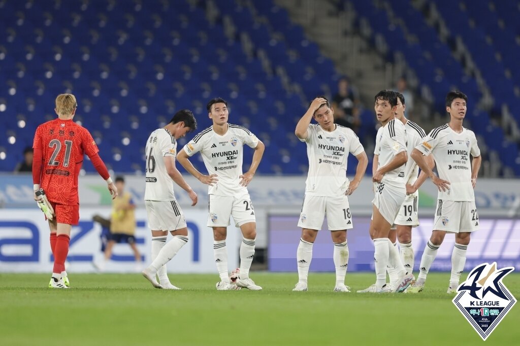 본문 이미지 - 안방에서 인천 유나이티드에 패배한 울산 현대 선수단. (한국프로축구연맹 제공)