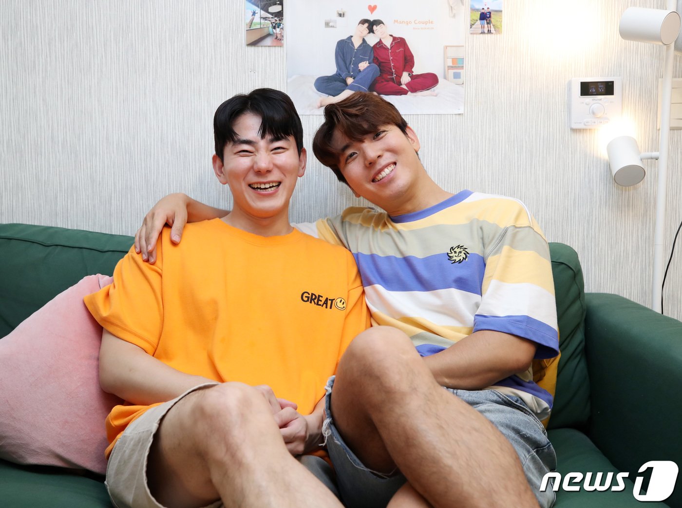 본문 이미지 - 동성커플 유튜버 '망원동TV'의 백팩(오른쪽, 본명:박종렬)과 킴(김기환)이 서울 마포구 자택에서 소파에 앉아 뉴스1 카메라 앞에서 포즈를 취하고 있다. 2023.7.12/뉴스1 ⓒ News1 구윤성 기자