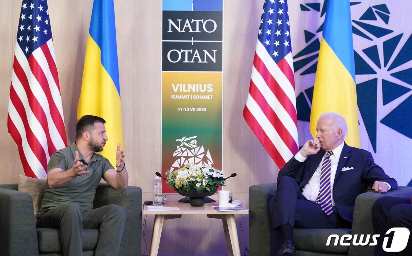 본문 이미지 - 북대서양조약기구(NATO·나토) 정상회의에 참석한 조 바이든 미국 대통령(오른쪽)과 볼로디미르 젤렌스키 우크라이나 대통령(왼쪽)이 12일(현지시간) 리투아니아 빌뉴스에서 양자회담을 갖고 있다. 2023.7.12. ⓒ 로이터=뉴스1 ⓒ News1 김성식 기자