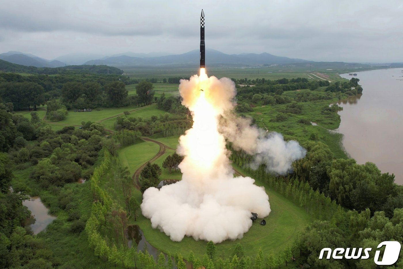 본문 이미지 - (평양 노동신문=뉴스1) = 북한 대륙간탄도미사일(ICBM) '화성-18형'. [국내에서만 사용가능. 재배포 금지. DB 금지. For Use Only in the Republic of Korea. Redistribution Prohibited] rodongphoto@news1.kr