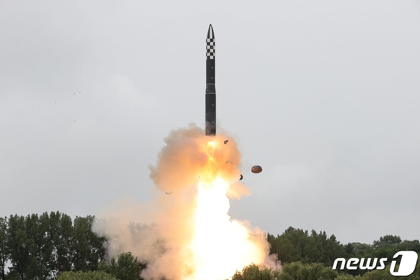 &#40;평양 노동신문=뉴스1&#41; = 북한 대륙간탄도미사일&#40;ICBM&#41; &#39;화성-18형&#39;. [국내에서만 사용가능. 재배포 금지. DB 금지. For Use Only in the Republic of Korea. Redistribution Prohibited] rodongphoto@news1.kr