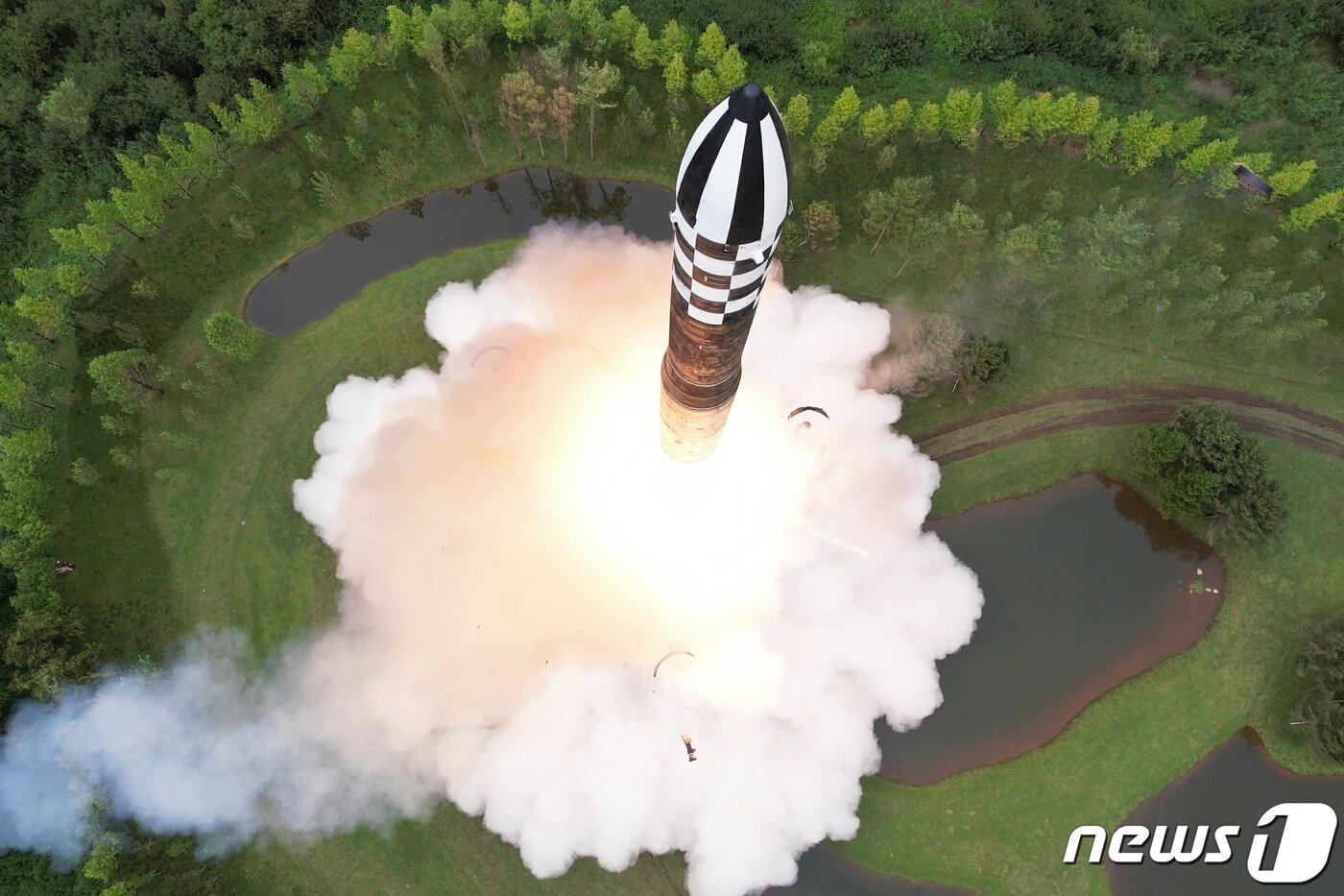 본문 이미지 - (평양 노동신문=뉴스1) = 북한 대륙간탄도미사일(ICBM) '화성-18형'. [국내에서만 사용가능. 재배포 금지. DB 금지. For Use Only in the Republic of Korea. Redistribution Prohibited] rodongphoto@news1.kr