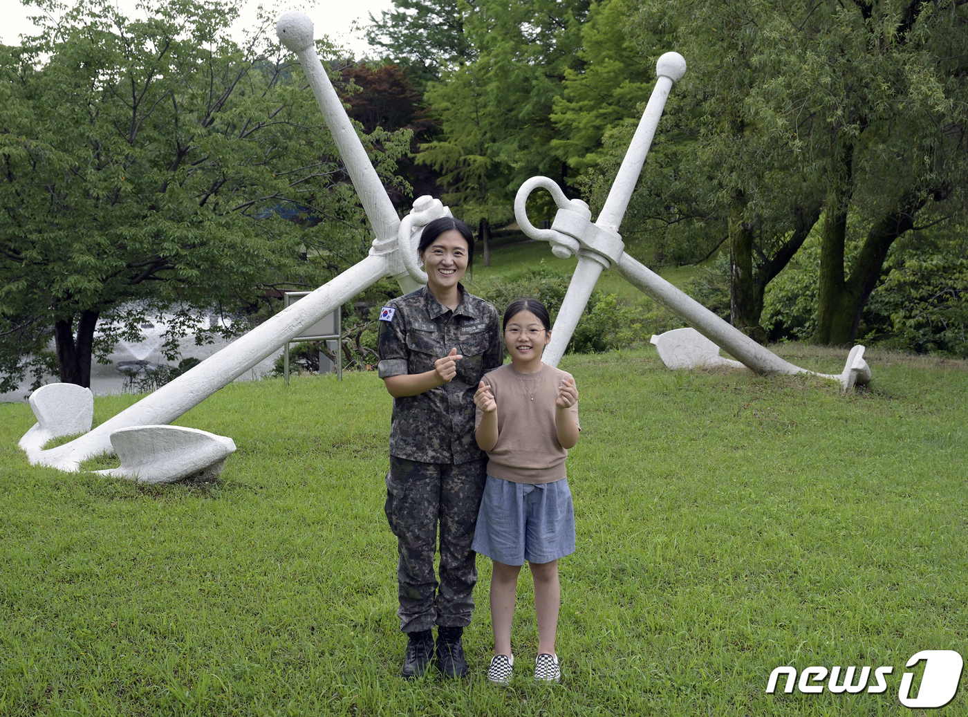 (서울=뉴스1) = 해군본부는 군수참모부에 근무하는 유에리 소령이 딸과 함께 항암치료로 어려움을 겪고 있는 소아암 환자를 위해 머리카락을 기부했다고 13일 밝혔다.유 소령과 초등학 …
