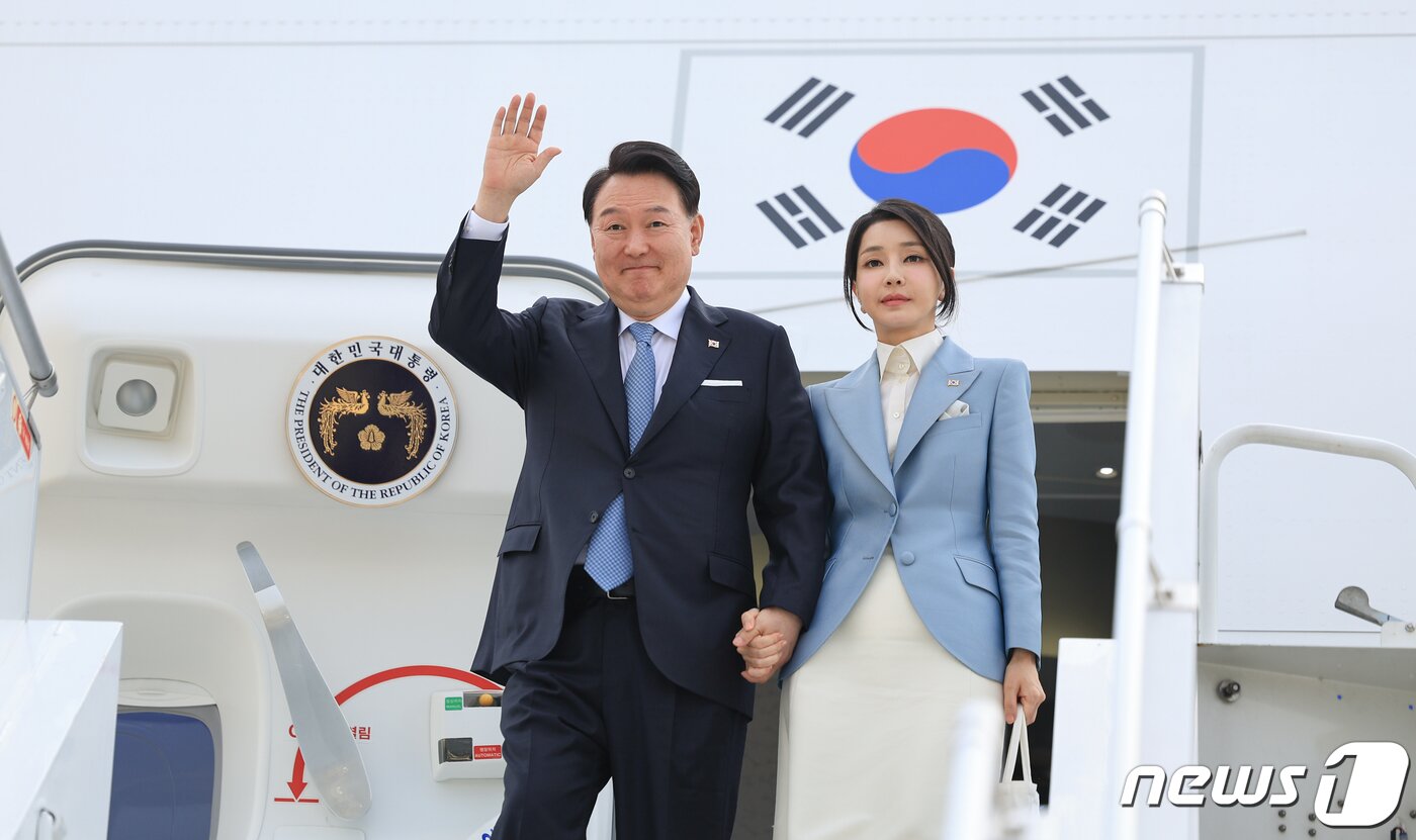 본문 이미지 - 윤석열 대통령과 김건희 여사가 12일 오후(현지시간) 바르샤바 쇼팽 국제공항에 도착해 공군 1호기에서 내리며 인사하고 있다. (대통령실 홈페이지) 2023.7.13/뉴스1 ⓒ News1 오대일 기자
