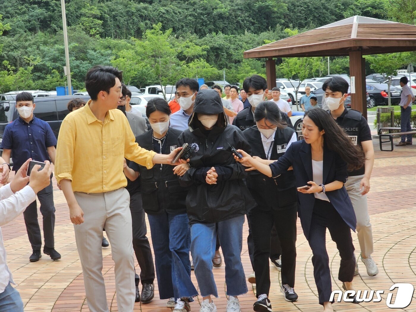 본문 이미지 - 생후 이틀된 아들을 광양 한 산자락에 매장해 숨지게 한 혐의를 받는 30대 친모가 13일 구속 전 영장심사를 받기 위해 광주지법 목포지원에 들어가고 있다. 2023.7.13/뉴스1 ⓒ News1 최성국 기자