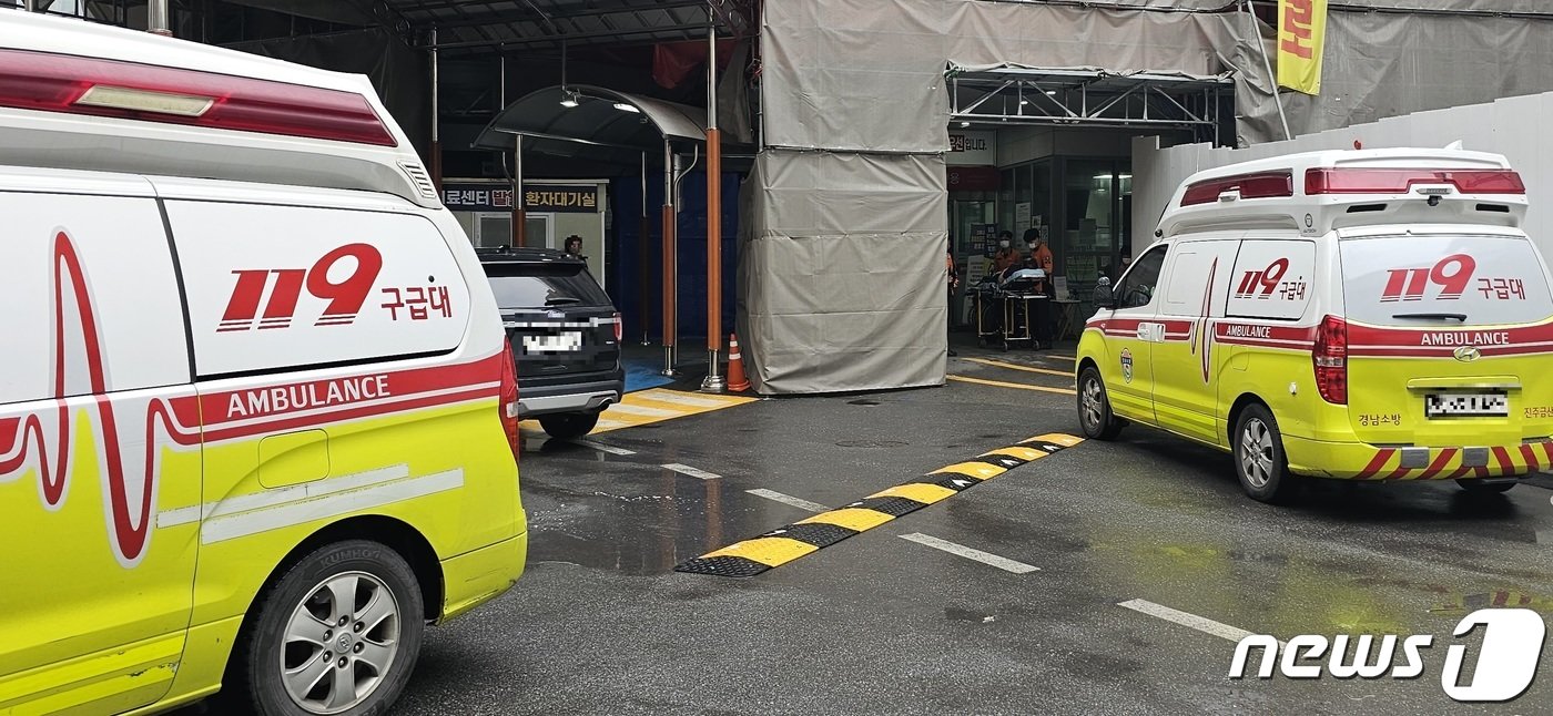 본문 이미지 - 경상국립대병원 응급실에 구급차들이 응급환자들을 이송하고 있다. 2023.7.13 ⓒ News1 한송학 기자
