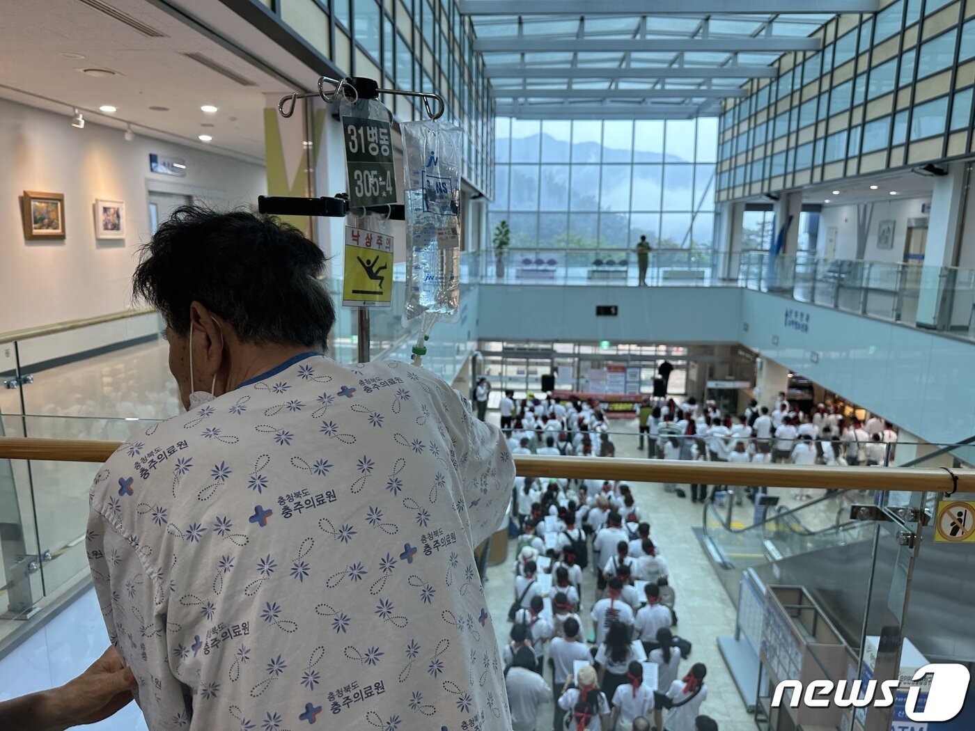 본문 이미지 - 13일 충북 충주의료원 병원 로비에서 입원 환자가 보건의료노조 파업 출정식을 지켜보고 있다.2023.7.13/뉴스1 ⓒ News1 윤원진 기자