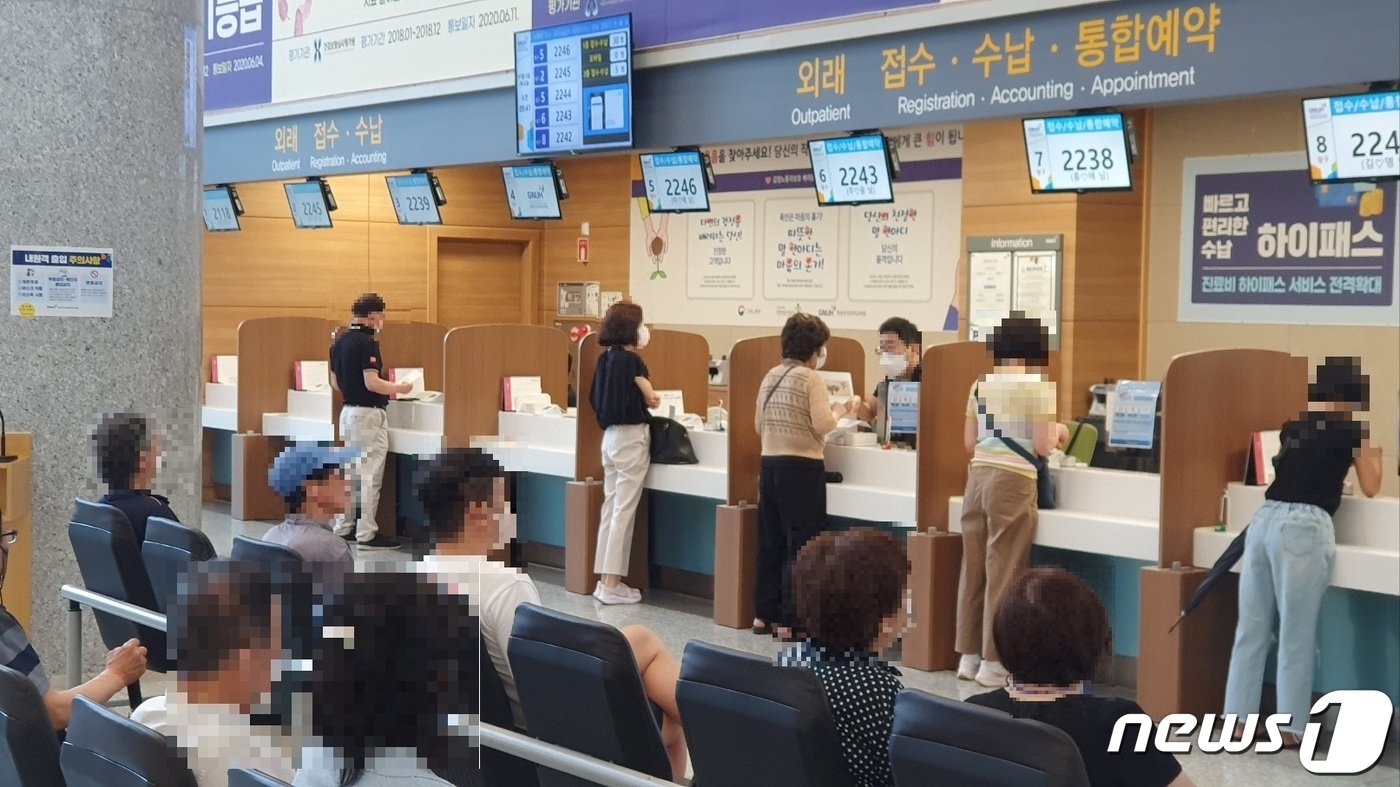 창원 경상국립대병원 외래 진료 접수 창구에 방문객들이 대기하고 있다. 2023.7.13 뉴스1/박민석기자