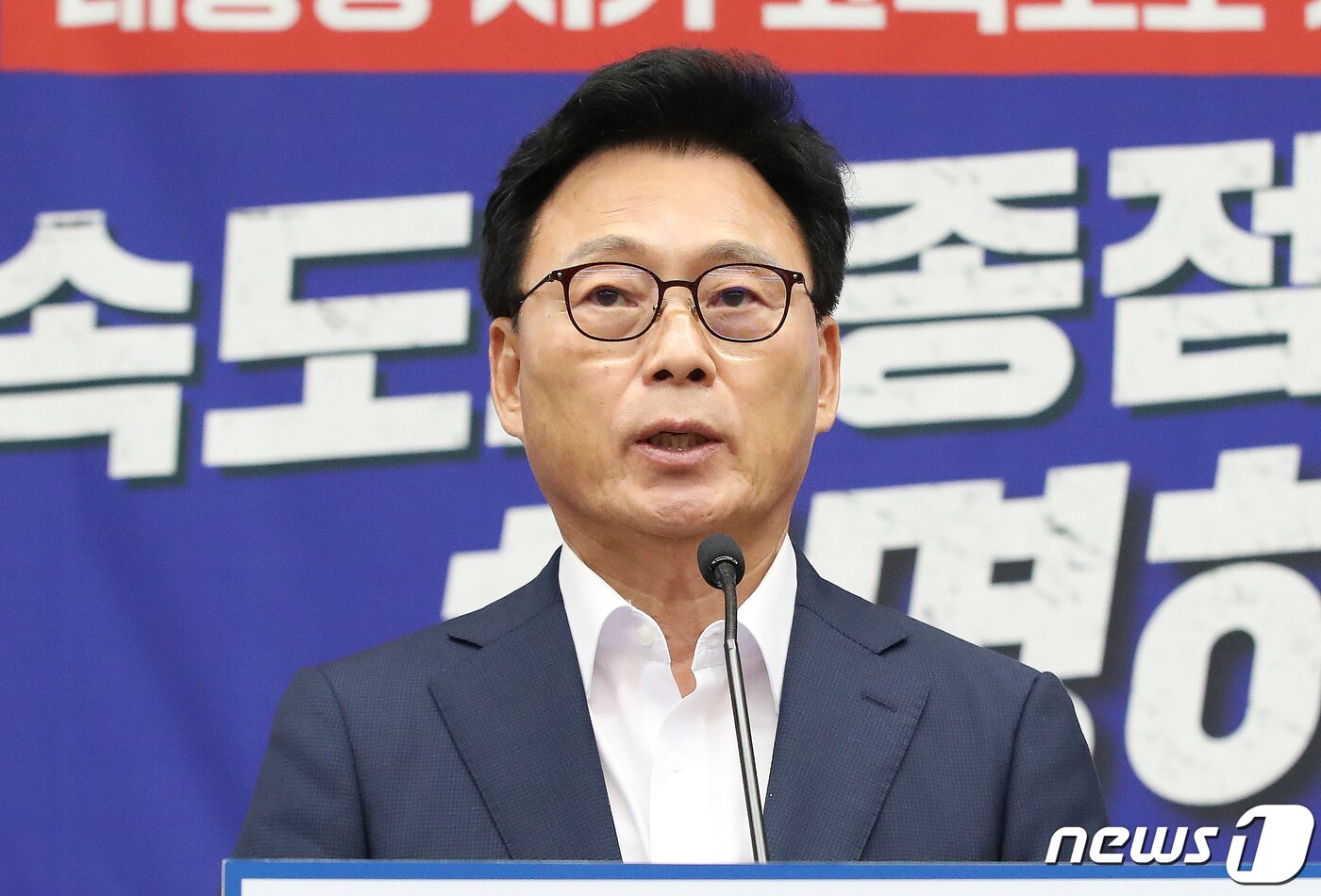 본문 이미지 - 박광온 더불어민주당 원내대표가 13일 오전 서울 여의도 국회에서 열린 정책의원총회에서 모두발언을 하고 있다. 2023.7.13/뉴스1 ⓒ News1 임세영 기자