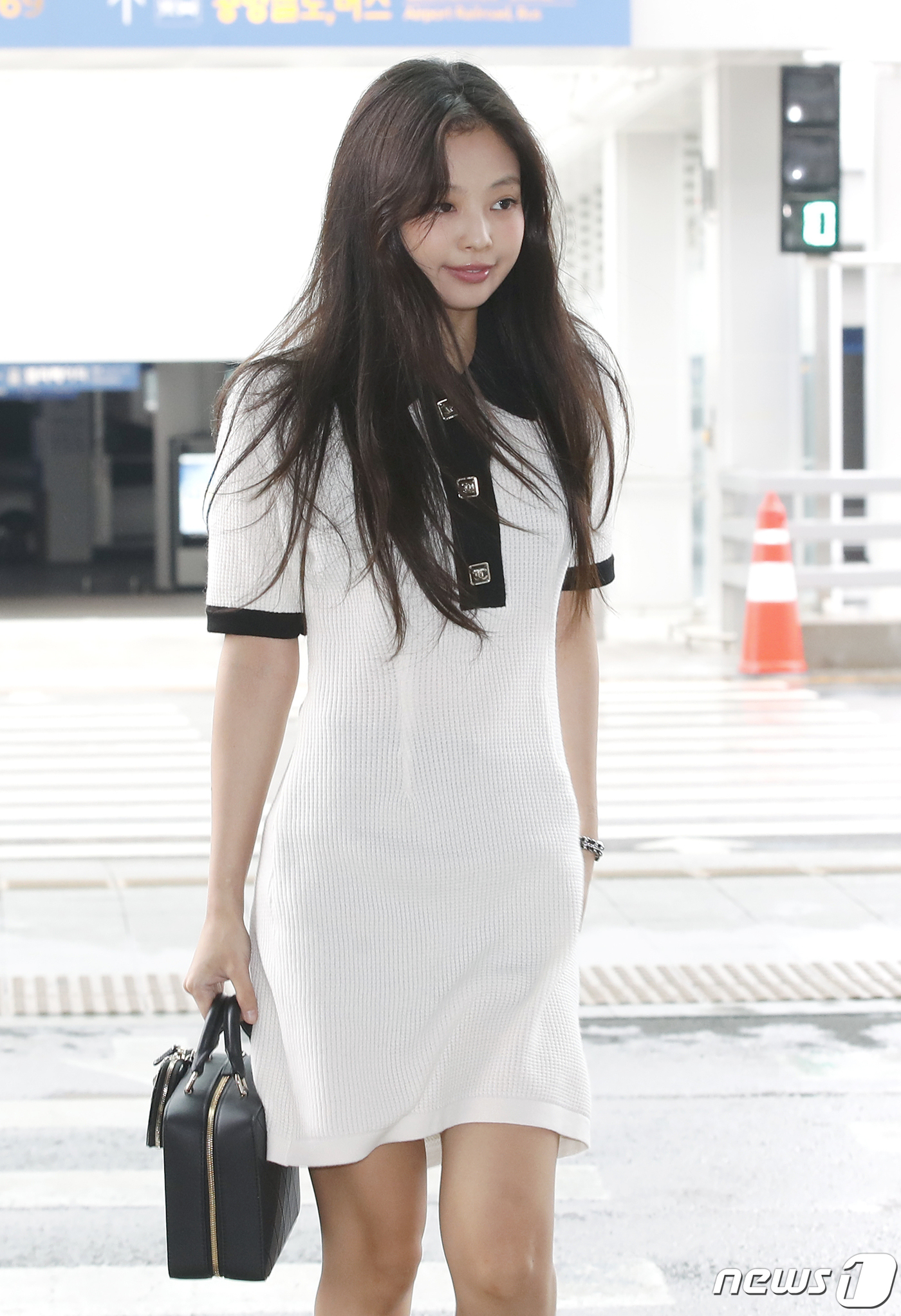 (인천공항=뉴스1) 권현진 기자 = 블랙핑크(BLACKPINK) 제니가 13일 인천국제공항에 도착해 프랑스 파리로 출국하고 있다. 2023.7.13/뉴스1