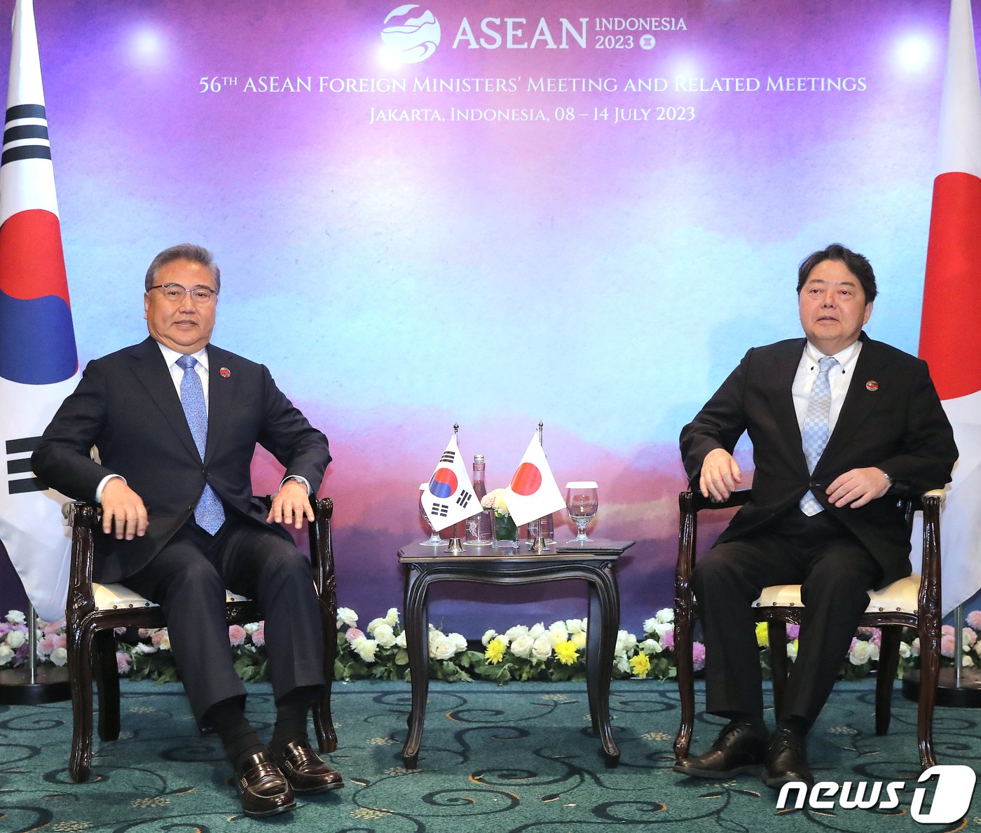 아세안&#40;ASEAN&#41; 외교장관회의 참석차 인도네시아를 방문한 박진 외교부 장관과 하야시 요시마사 일본 외무상이 13일 &#40;현지시간&#41; 자카르타 샹그릴라호텔에 마련된 회담장에서 착석하고 있다. &#40;공동취재&#41; 2023.7.13/뉴스1 ⓒ News1 이재명 기자