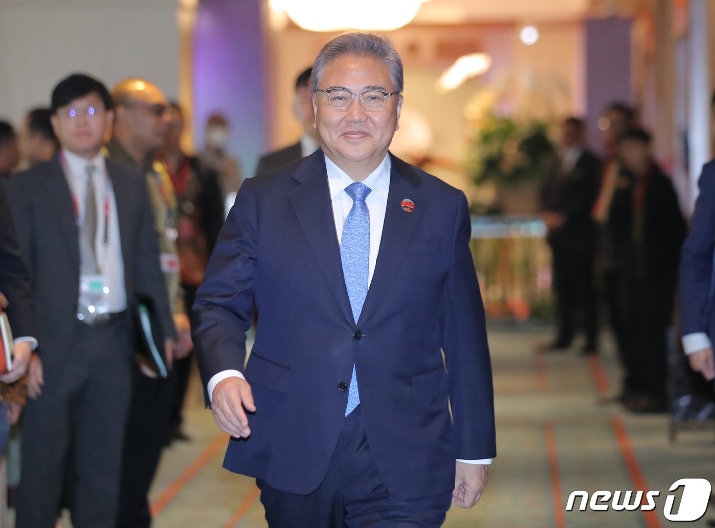 본문 이미지 - 아세안(ASEAN) 외교장관회의 참석차 인도네시아를 방문한 박진 외교부 장관이 13일(현지시간) 자카르타 샹그릴라호텔에서 하야시 요시마사 일본 외무상과 양자 회담을 하기 위해 회담장으로 향하고 있다.(공동취재)2023.7.13/뉴스1 ⓒ News1 이재명 기자