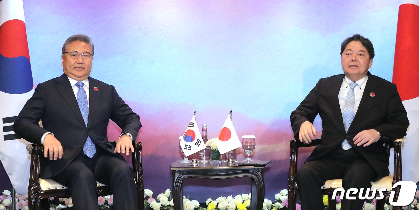 본문 이미지 - 아세안(ASEAN) 외교장관회의 참석차 인도네시아를 방문한 박진 외교부 장관과 하야시 요시마사 일본 외무상이 13일 (현지시간) 자카르타 샹그릴라호텔에 마련된 회담장에서 착석하고 있다. (공동취재) 2023.7.13/뉴스1 ⓒ News1 이재명 기자