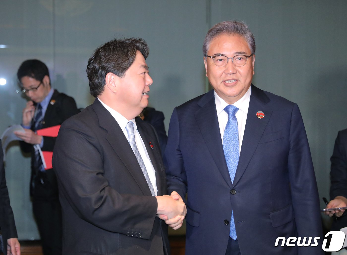 본문 이미지 - 아세안(ASEAN) 외교장관회의 참석차 인도네시아를 방문한 박진 외교부 장관이 13일 (현지시간) 자카르타 샹그릴라호텔에 마련된 회담장에서 하야시 요시마사 일본 외무상과 양자 회담에 앞서 악수하고 있다. (공동취재) 2023.7.13/뉴스1 ⓒ News1 이재명 기자