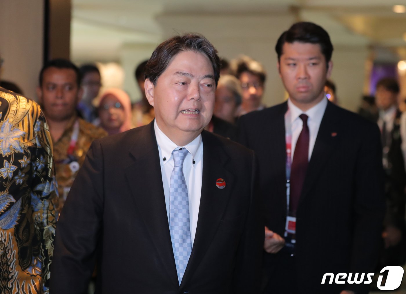 본문 이미지 - 아세안(ASEAN) 외교장관회의 참석차 인도네시아를 방문한 하야시 요시마사 일본 외무상이 13일 (현지시간) 자카르타 샹그릴라호텔에 마련된 한일 양자 회담장으로 향하고 있다. (공동취재) 2023.7.13/뉴스1 ⓒ News1 이재명 기자