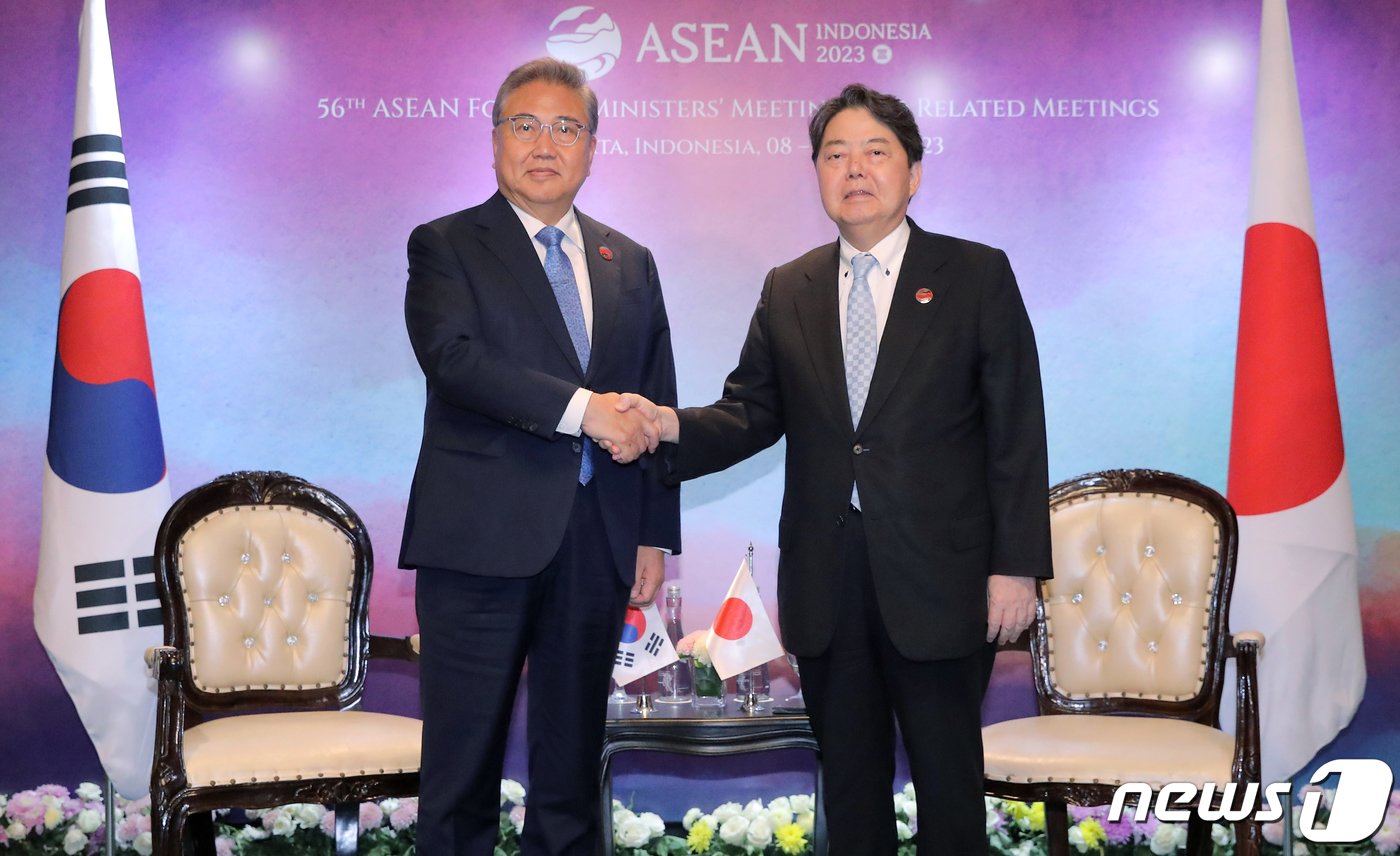 본문 이미지 - 아세안(ASEAN) 외교장관회의 참석차 인도네시아를 방문한 박진 외교부 장관이 13일 (현지시간) 자카르타 샹그릴라호텔에 마련된 회담장에서 하야시 요시마사 일본 외무상과 양자 회담에 앞서 악수하고 있다. (공동취재) 2023.7.13/뉴스1 ⓒ News1 이재명 기자