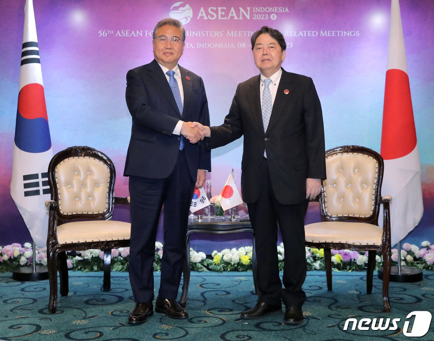 아세안&#40;ASEAN&#41; 외교장관회의 참석차 인도네시아를 방문한 박진 외교부 장관이 13일 &#40;현지시간&#41; 자카르타 샹그릴라호텔에 마련된 회담장에서 하야시 요시마사 일본 외무상과 양자 회담에 앞서 악수하고 있다. &#40;공동취재&#41; 2023.7.13/뉴스1 ⓒ News1 이재명 기자