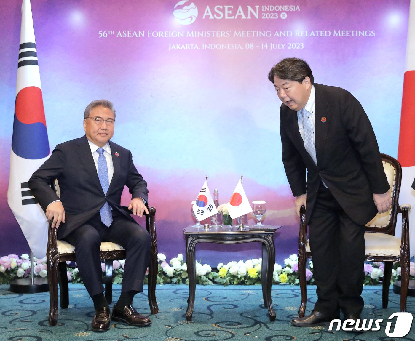 아세안&#40;ASEAN&#41; 외교장관회의 참석차 인도네시아를 방문한 박진 외교부 장관과 하야시 요시마사 일본 외무상이 13일 &#40;현지시간&#41; 자카르타 샹그릴라호텔에 마련된 회담장에서 착석하고 있다. &#40;공동취재&#41; 2023.7.13/뉴스1 ⓒ News1 이재명 기자