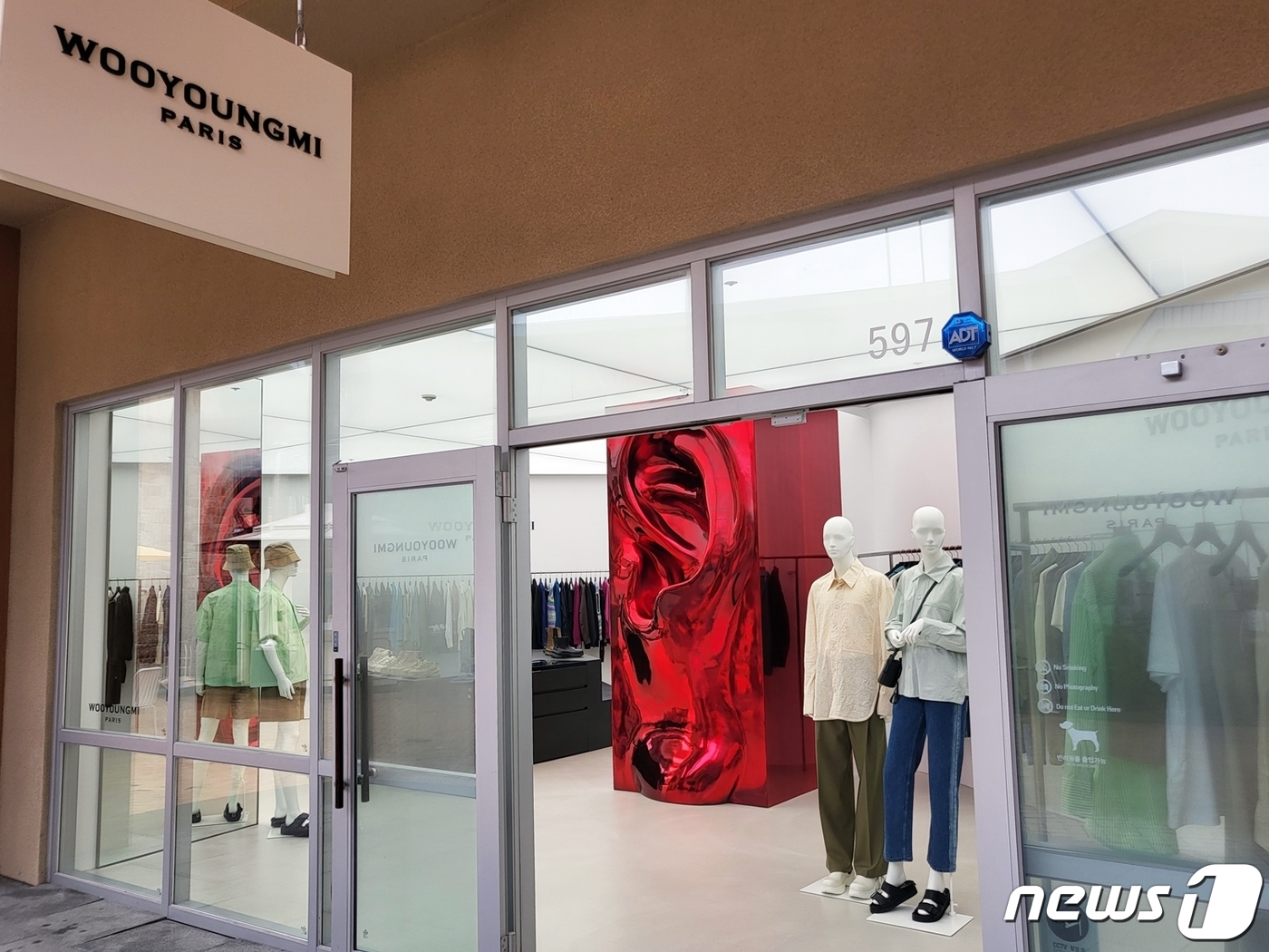 (서울=뉴스1) = 13일 경기도 신세계사이먼 여주 프리미엄 아울렛 웨스트에 신명품 브랜드 ‘WOOYOUNGMI(우영미)’의 아울렛 스토어가 업계 최초로 문을 열었다.남성 및 여성 …