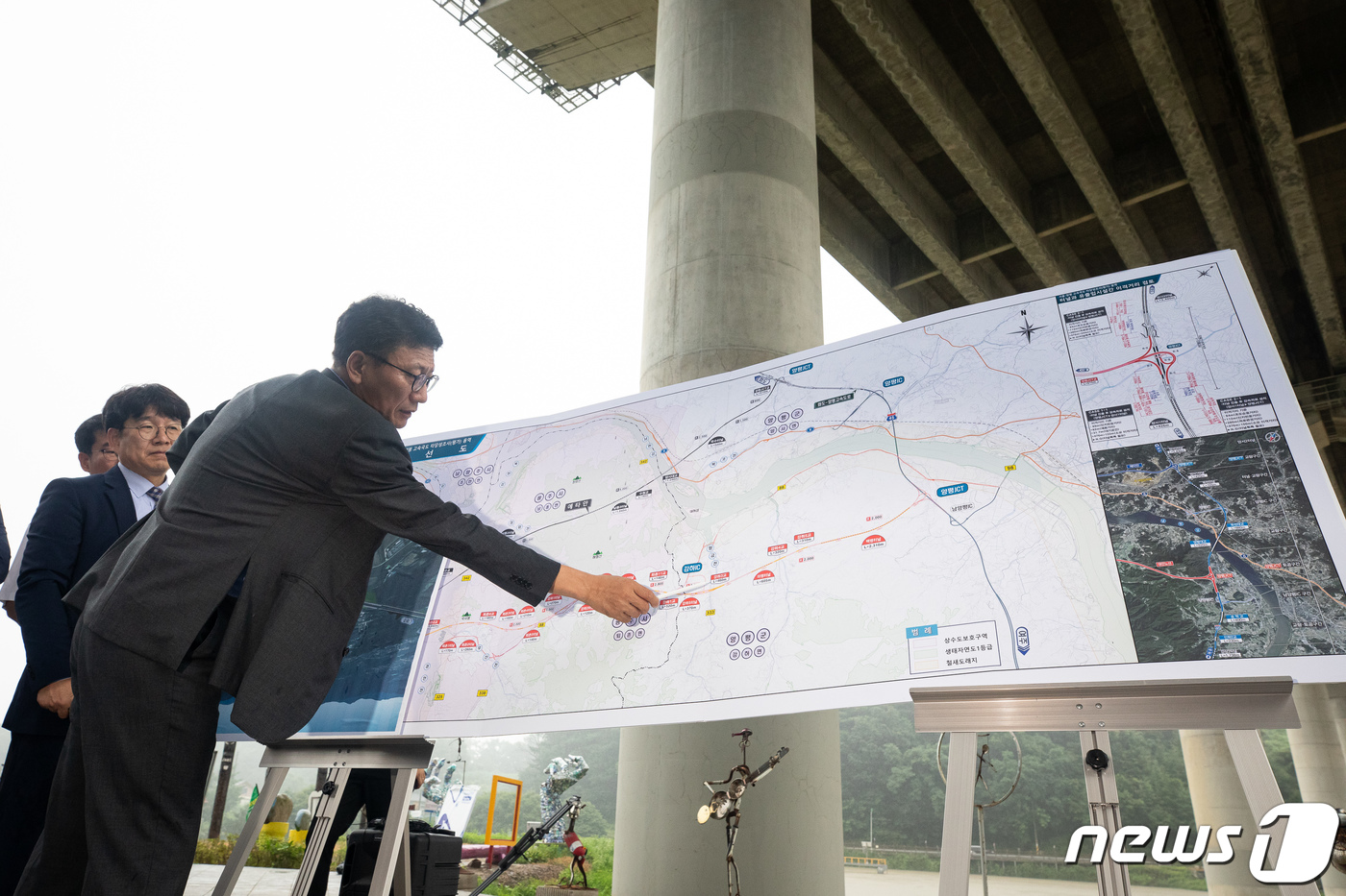 (양평=뉴스1) 유승관 기자 = 이용욱 국토교통부 도로국장이 13일 경기 양평군 강상면 서울-양평고속도로 대안 노선 종점 JC 인근에서 출입기자단에게 사업 관련 내용을 설명하고 있 …