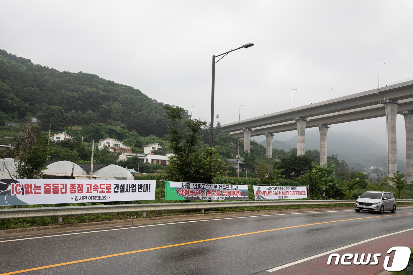 경기 양평군 양서면 서울-양평고속도로 예타 노선&#40;원안&#41; 종점 JC 인근에 고속도로 건설 관련 주민 입장이 담긴 현수막이 걸려 있다. 2023.7.13/뉴스1 ⓒ News1 유승관 기자