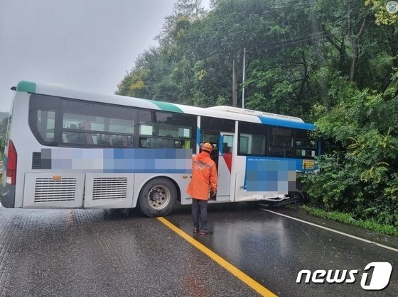 13일 10시7분쯤 충북 진천군 진천읍 교성리에서 잣고개를 넘어가던 시내버스가 빗길에 미끄러지면서 반대편 방향에서 오는 B씨&#40;50대·여&#41; SUV를 들이받아 6명이 다쳤다.