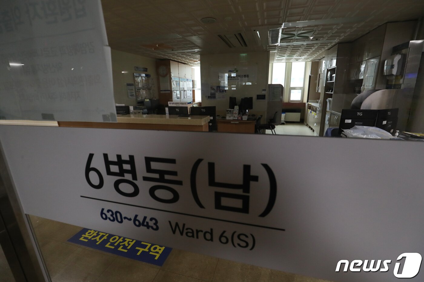 본문 이미지 - 보건의료노조가 처우개선, 공공의료 확충 등을 요구하며 총파업에 돌입한 13일 오후 부산 서구 부산대병원 일반병동 간호사실이 텅 비어 있다. 부산대병원은 보건의료노조 총파업에 대비해 지난 11일부터 중환자, 전원 불가 환자를 제외한 대부분의 환자들을 전원·퇴원 조치했다. 2023.7.13/뉴스1 ⓒ News1 윤일지 기자