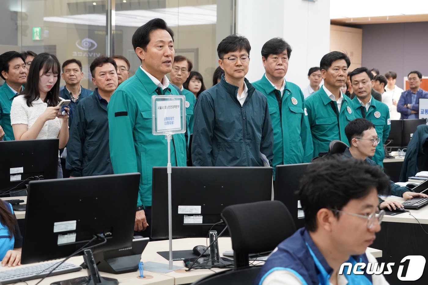 본문 이미지 - 오세훈 서울시장이 지난 13일 서울 중구 서울시청 지하 재난안전상황실을 찾아 수도권 집중호우에 따른 수해 대비 상황을 점검하고 있다. (서울시 제공) 