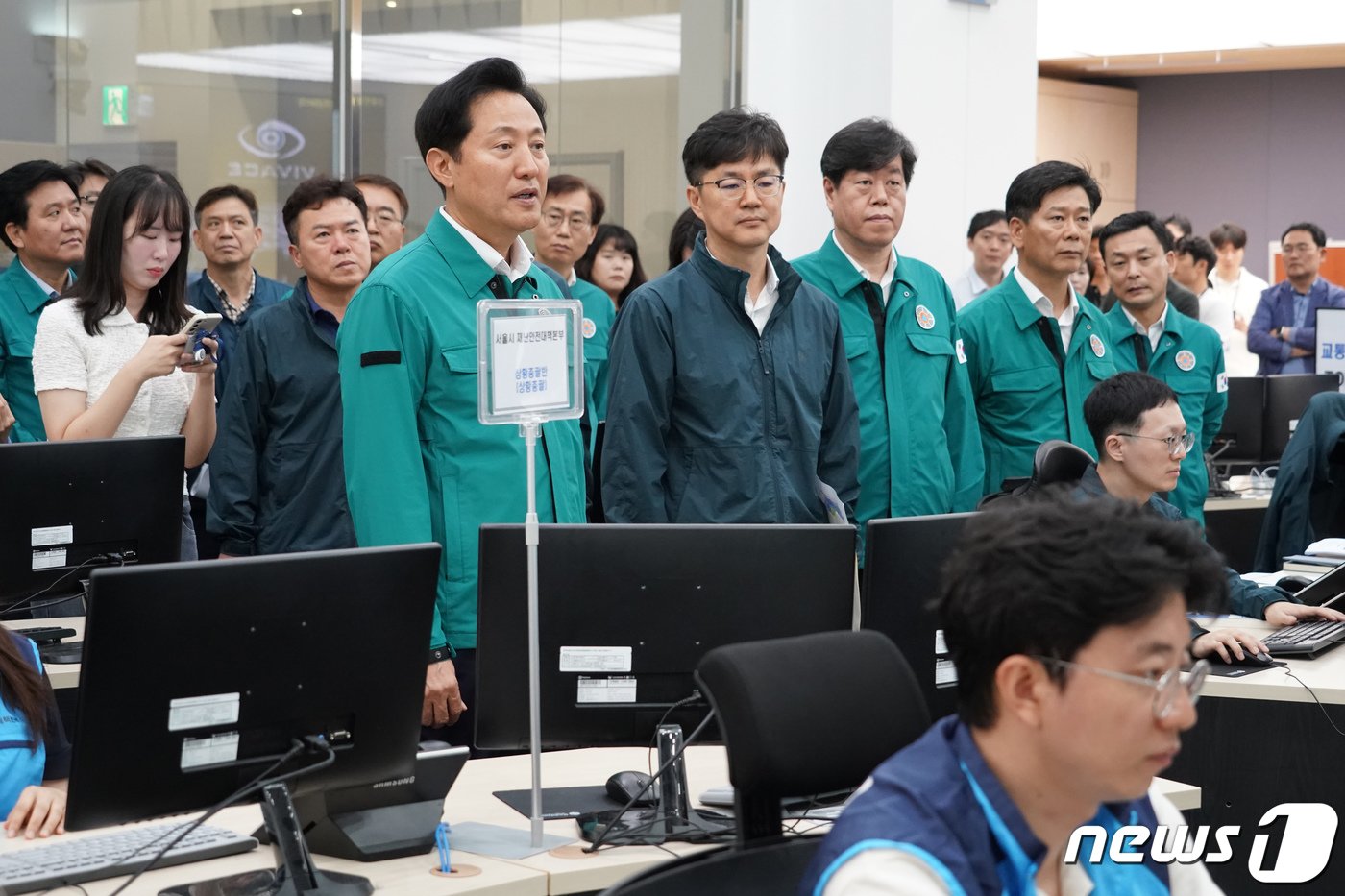 오세훈 서울시장이 지난 13일 서울 중구 서울시청 지하 재난안전상황실을 찾아 수도권 집중호우에 따른 수해 대비 상황을 점검하고 있다. &#40;서울시 제공&#41; 