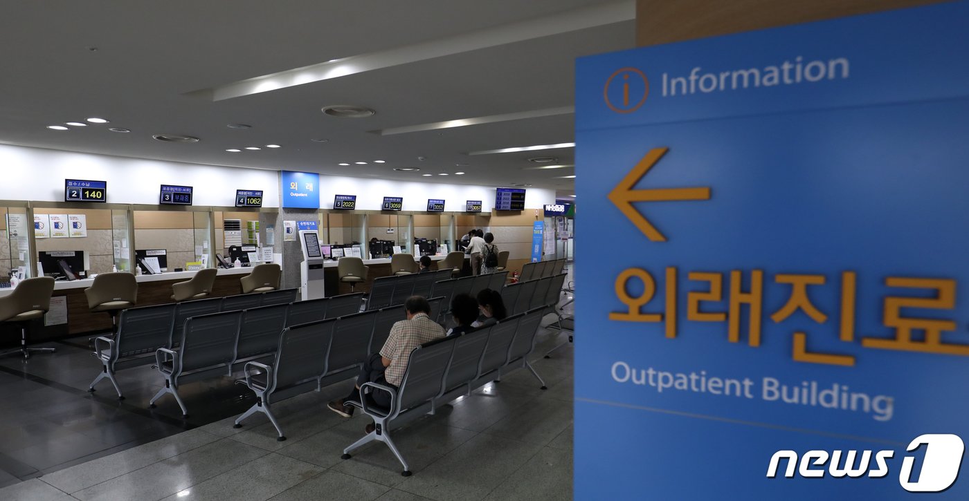 본문 이미지 - 13일 경남 양산시 양산부산대학병원 외래진료 접수 창구. 2023.7.13/뉴스1 ⓒ News1 윤일지 기자