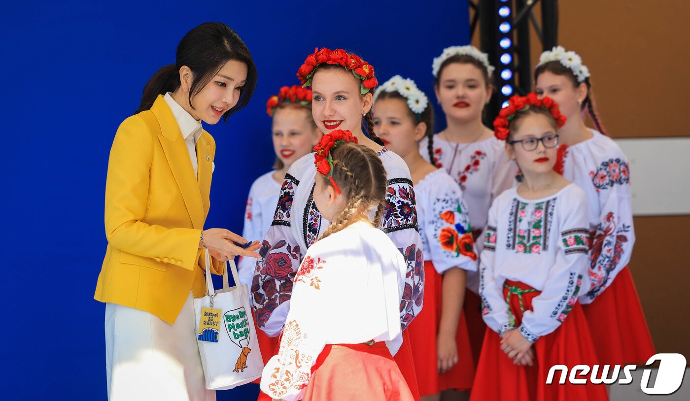 본문 이미지 - 김건희 여사가 12일(현지시간) 리투아니아 빌뉴스에서 열린 나토정상회의 공식 배우자 프로그램에서 우크라이나 어린이들과 대화하고 있다. (대통령실 제공) 2023.7.13/뉴스1 ⓒ News1 오대일 기자