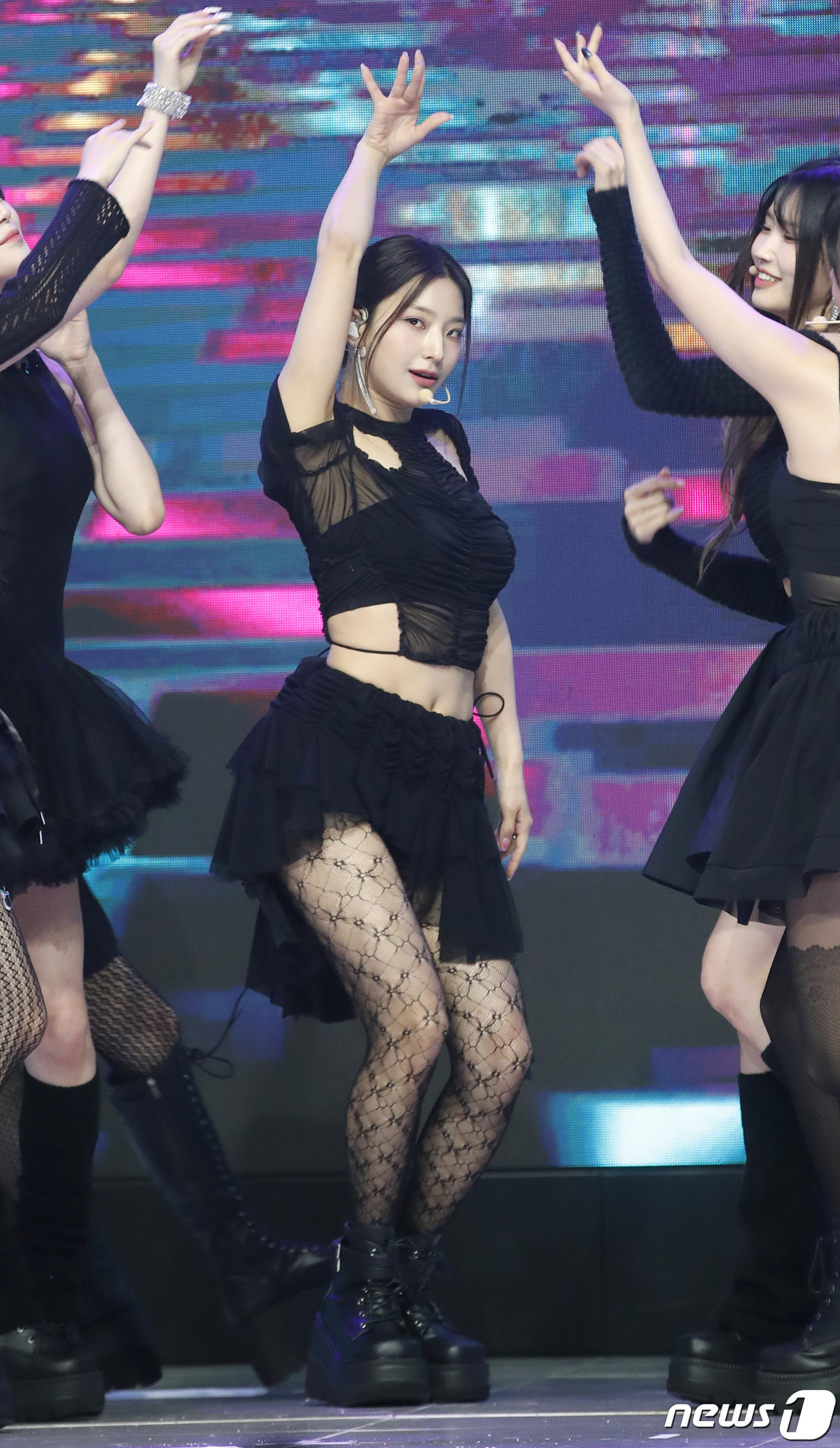 (서울=뉴스1) 권현진 기자 = 프로미스나인 이새롬이 13일 오후 서울 중구 장충동 크레스트72에서 열린 2023 방송광고페스티벌에서 특별상 CF스타 신인상을 수상한 뒤 화려한 무 …