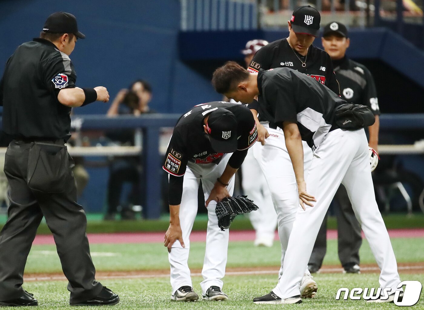 본문 이미지 - 13일 오후 서울 구로구 고척스카이돔에서 열린 2023 신한 SOL KBO리그 키움 히어로즈와 KT 위즈의 경기 2회말 2사 주자 없는 상황에서 KT 투수 고영표가 키움 주성원의 타구에 맞은 다리를 살피고 있다. 2023.7.13/뉴스1 ⓒ News1 김민지 기자