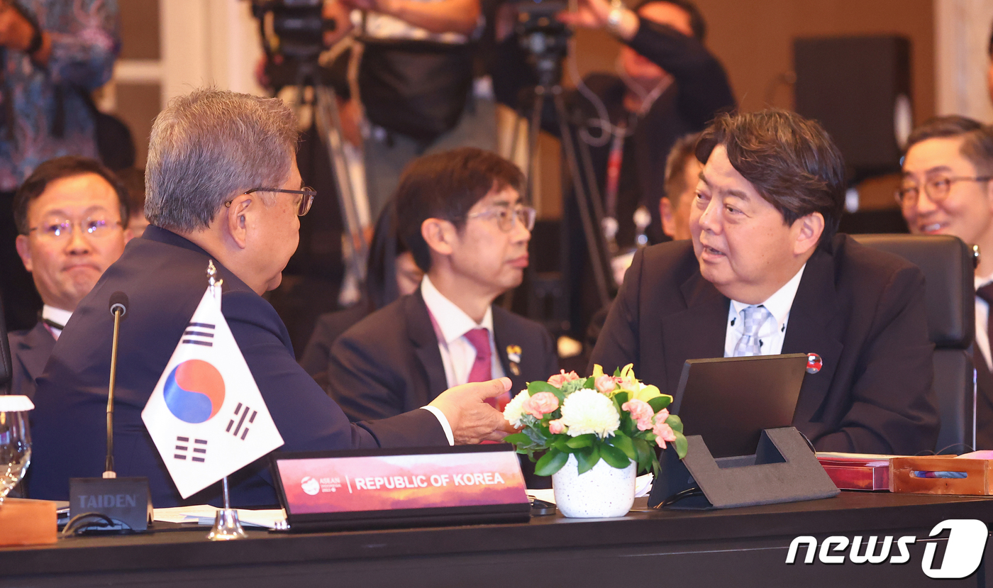 (자카르타(인도네시아)=뉴스1) 이재명 기자 = 박진 외교부 장관과 하야시 요시마사 일본 외무상이 13일(현지시간) 인도네시아 자카르타 샹그릴라 호텔에서 열린 아세안+3(한·중·일 …